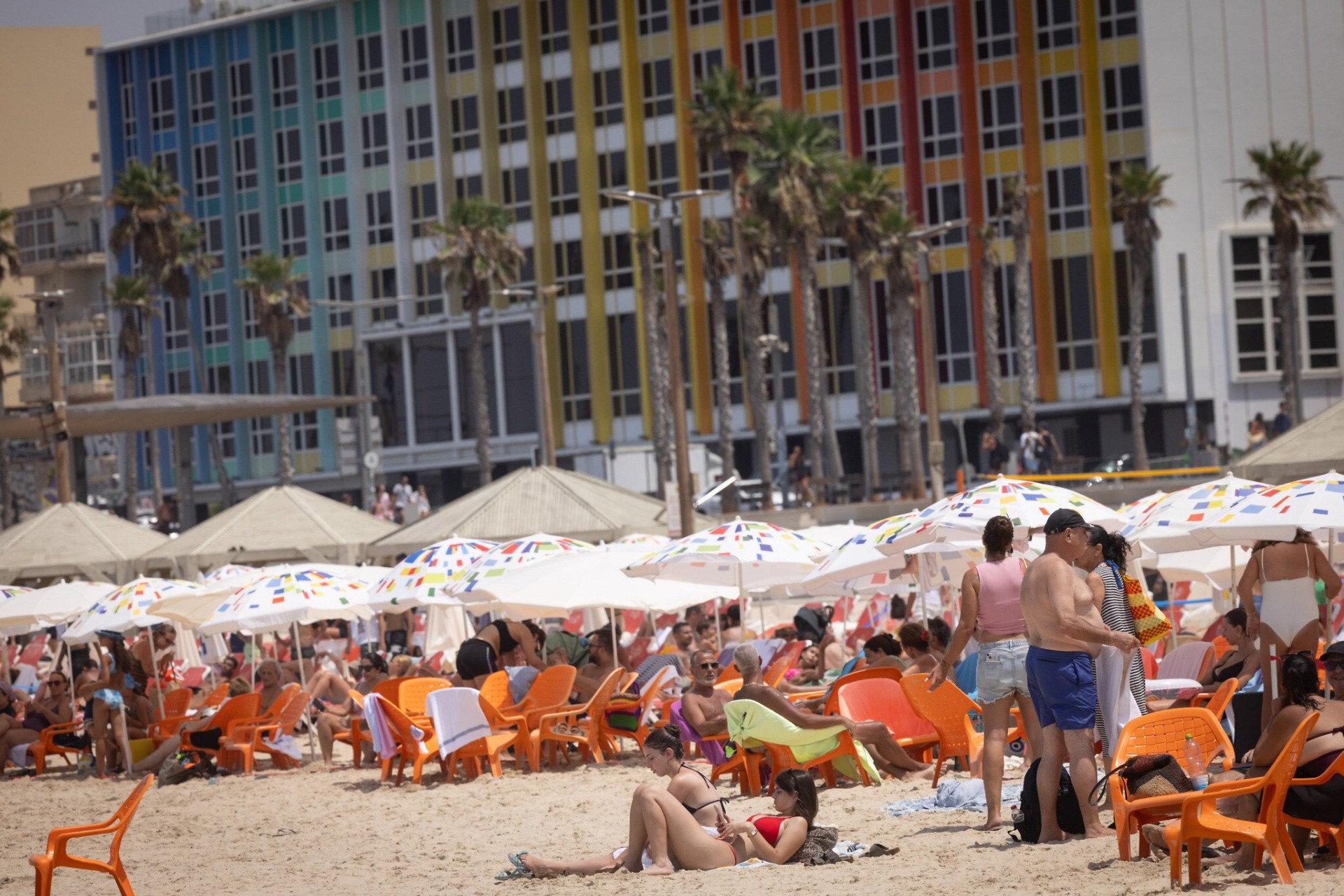 Bañistas en Tel Aviv en un caluroso día de verano, 13 de agosto de 2025. Foto: Miriam Alster/Flash90
