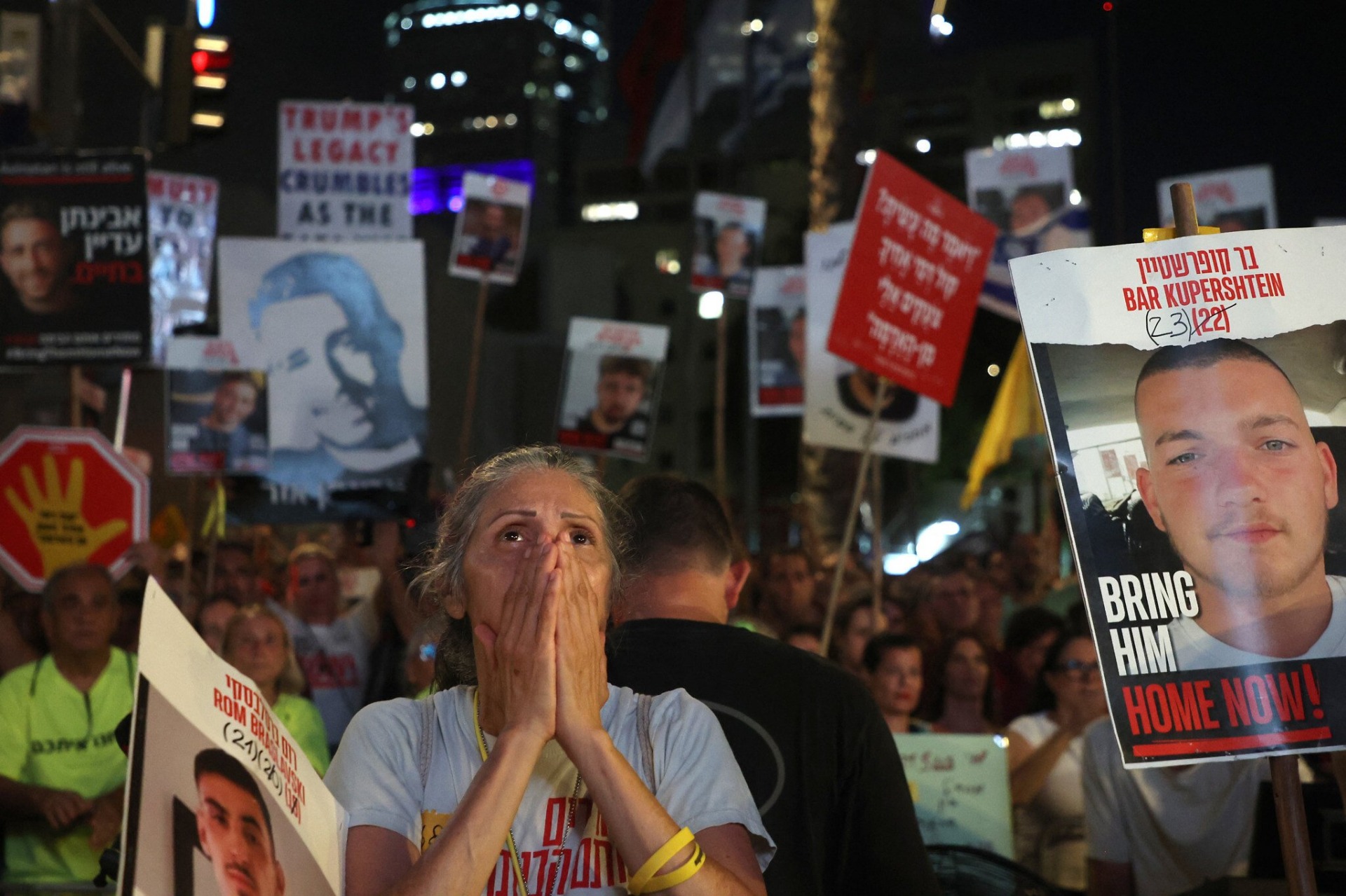 Una mujer reacciona durante una manifestación organizada por familiares y amigos de israelíes secuestrados por Hamás en la Franja de Gaza desde 2023, pidiendo acciones para asegurar su liberación en Tel Aviv, Israel, el 17 de agosto de 2025. Foto: Gil Cohen-Magen / AFP