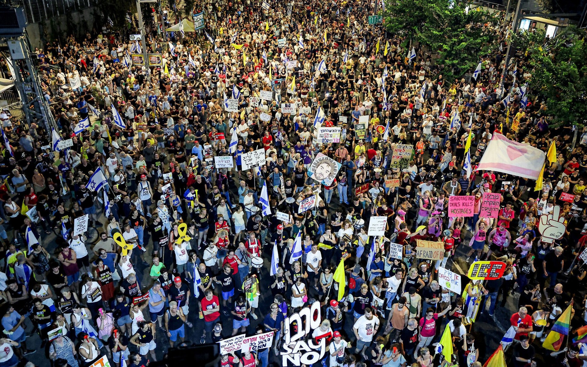 Manifestantes se congregan en una manifestación organizada por las familias de los rehenes retenidos por terroristas palestinos en la Franja de Gaza, exigiendo la liberación de los cautivos, frente al cuartel general militar de Kirya en Tel Aviv, el 23 de agosto de 2025. Foto: Jack Guez/AFP