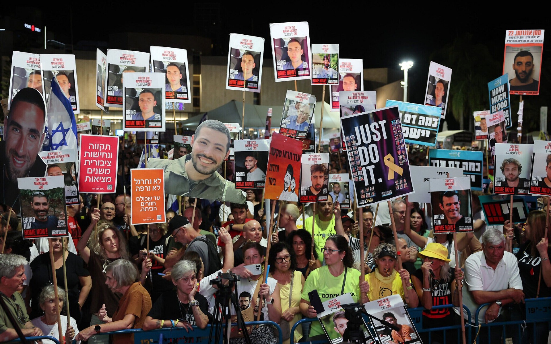 Manifestantes sostienen carteles durante una manifestación exigiendo la liberación de los rehenes de Gaza, en la Plaza de los Rehenes de Tel Aviv, Israel, el 13 de septiembre de 2025. Foto: Jack Guez/AFP