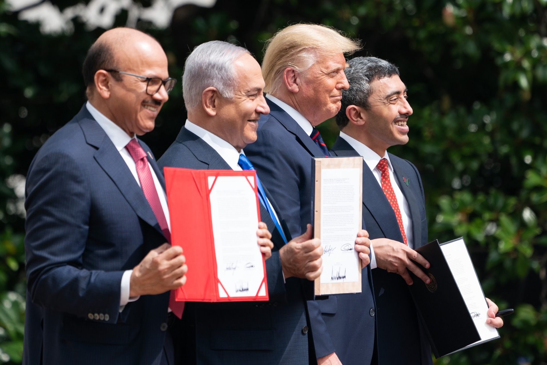 El presidente de Estados Unidos, Donald Trump, el ministro de Asuntos Exteriores de Baréin, Dr. Abdullatif bin Rashid Al-Zayani, el primer ministro israelí, Benjamin Netanyahu, y el ministro de Asuntos Exteriores de los Emiratos Árabes Unidos, Abdullah bin Zayed Al Nahyani, firman los Acuerdos de Abraham en el Jardín Sur de la Casa Blanca en Washington, D.C., el martes 15 de septiembre de 2020. Foto oficial de la Casa Blanca/Joyce N. Boghosian.