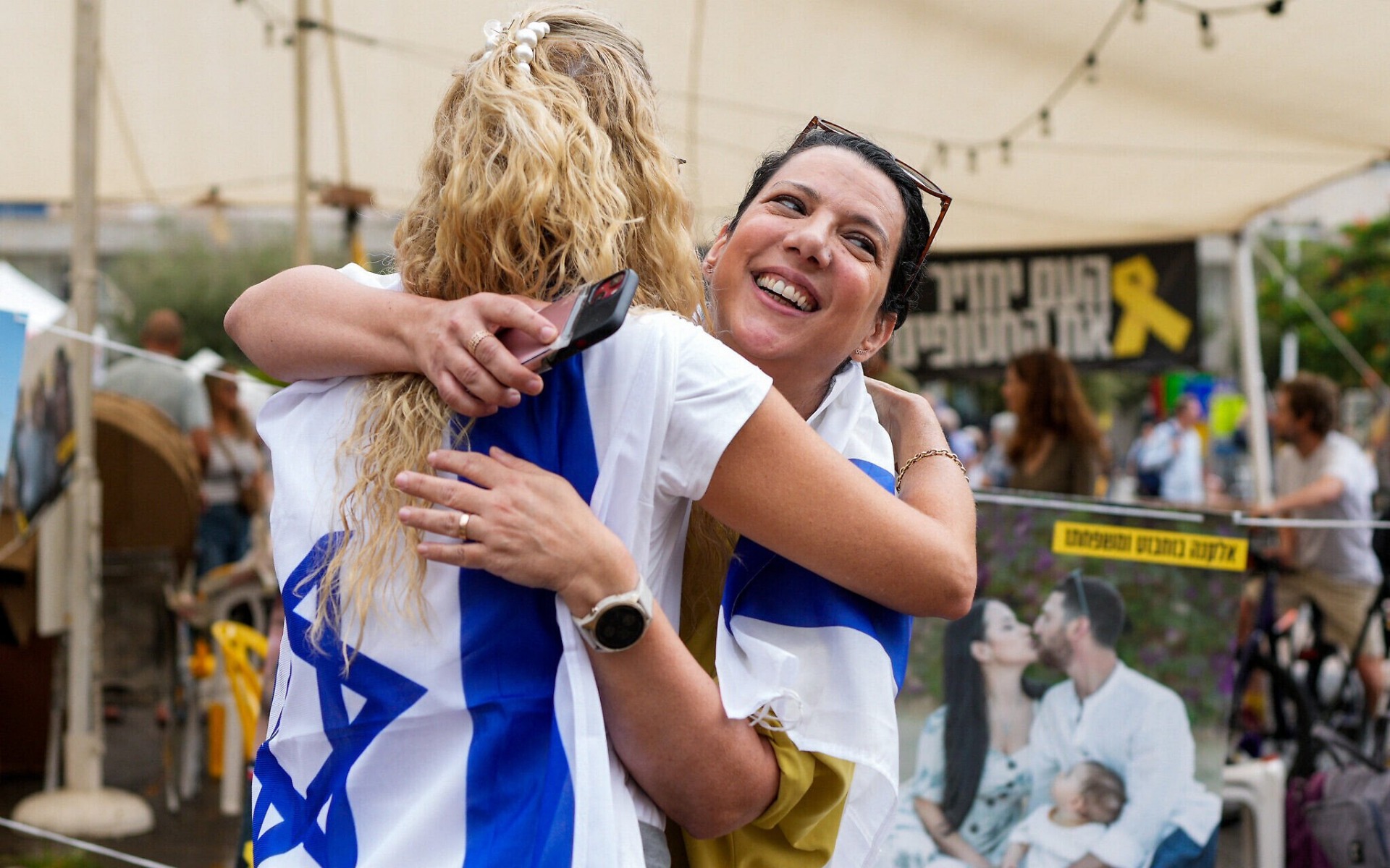 La gente reacciona en la Plaza de los Rehenes en Tel Aviv, Israel, el 9 de octubre de 2025, tras la noticia de la primera fase de un nuevo acuerdo de alto el fuego en Gaza que supondrá la liberación de todos los cautivos vivos. Foto: Maya Levin / AFP