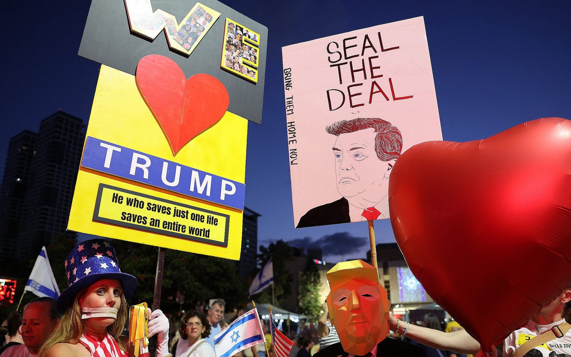 Un hombre con una máscara del presidente estadounidense Donald Trump sostiene un globo con forma de corazón durante una manifestación organizada por familiares de rehenes retenidos por terroristas palestinos en la Franja de Gaza desde octubre de 2023. La manifestación se celebró en la plaza frente al Museo de Arte de Tel Aviv, Israel, conocida como la "Plaza de los Rehenes", el 4 de octubre de 2025. Foto: Jack Guez/AFP