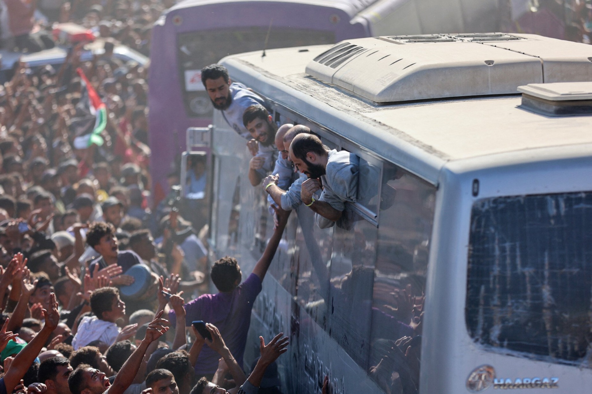 Autobuses con detenidos de Gaza liberados de cárceles israelíes en virtud de un acuerdo de rehenes y alto el fuego entre Hamás e Israel llegan al Hospital Nasser en Khan Yunis, al sur de la Franja de Gaza, el 13 de octubre de 2025. Foto: Omar Al-Qattaa/AFP