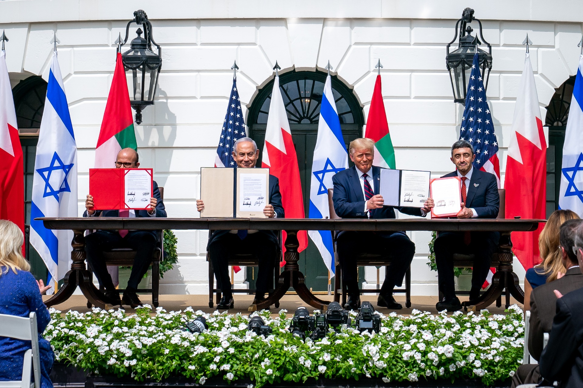 El presidente de Estados Unidos, Donald J. Trump, el ministro de Asuntos Exteriores de Baréin, Dr. Abdullatif bin Rashid Al-Zayani, el primer ministro israelí, Benjamin Netanyahu, y el ministro de Asuntos Exteriores de los Emiratos Árabes Unidos, Abdullah bin Zayed Al Nahyani, firman los Acuerdos de Abraham en el Jardín Sur de la Casa Blanca en Washington, D.C., el martes 15 de septiembre de 2020. Foto: Casa Blanca