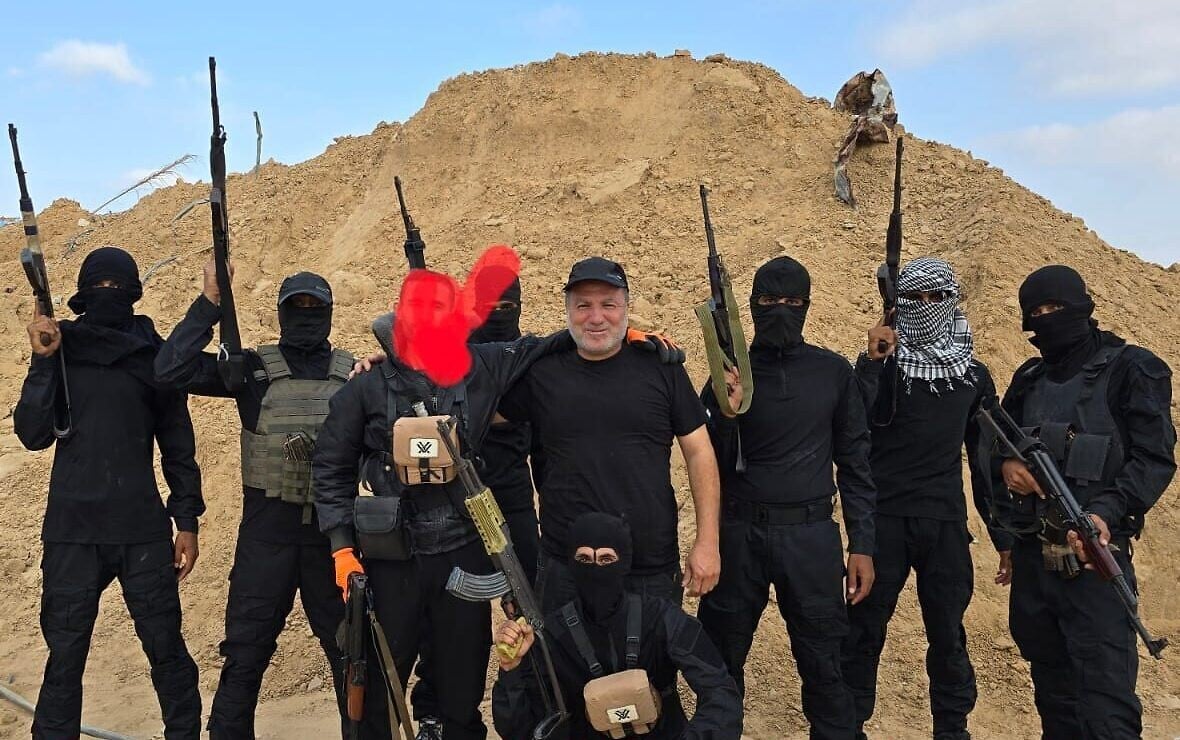 Hossam al-Astal (centro) está rodeado por miembros armados de su grupo, la Fuerza de Ataque Terrorista, en una foto sin fecha de la Franja de Gaza publicada en Facebook. Foto: Cortesía de Hossam al-Astal vía Facebook.