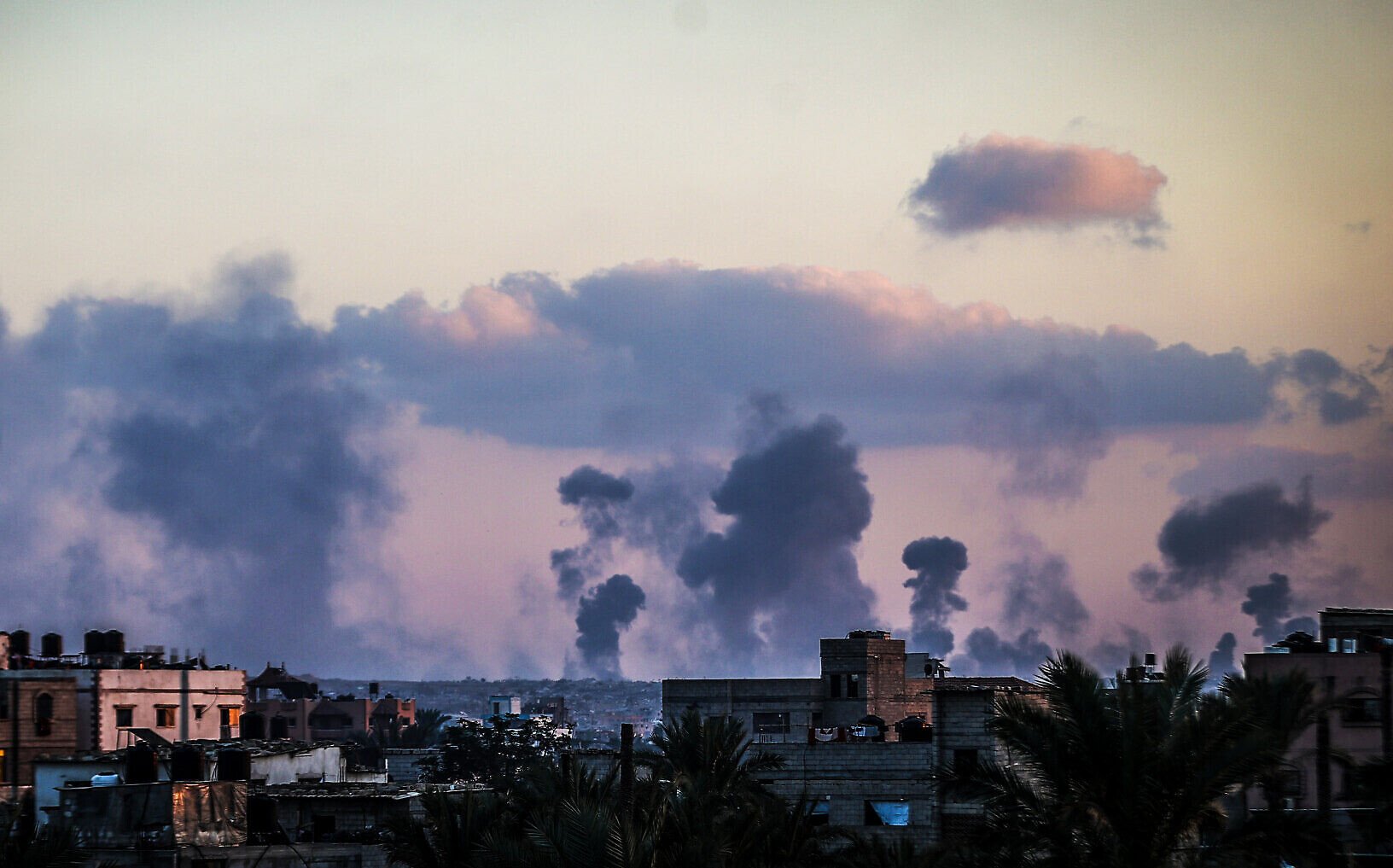 Israel lanza ataques en Gaza y una densa columna de humo se eleva desde el este de Khan Younis tras un ataque mortal contra soldados, el 19 de octubre de 2025. Foto: Ali Jadallah/Anadolu vía Reuters