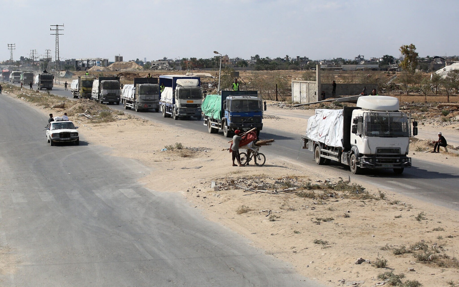 Camiones con ayuda del Programa Mundial de Alimentos de la ONU circulan por una carretera en Deir el-Balah tras cruzar el paso fronterizo de Kerem Shalom entre Israel y Gaza, en el sur de la Franja de Gaza, el 17 de octubre de 2025. Foto: Bashar Taleb / AFP