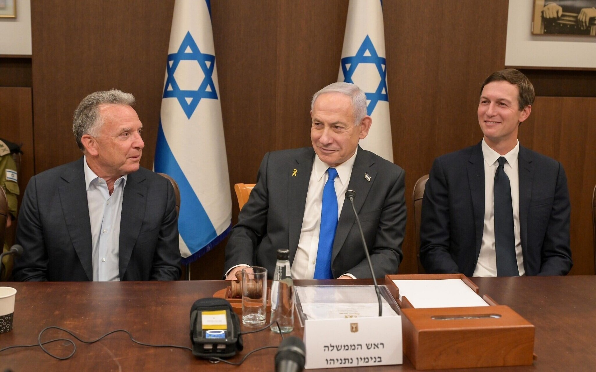 El enviado estadounidense Steve Witkoff (izquierda) y el yerno del presidente estadounidense Donald Trump, Jared Kushner (derecha), flanquean al primer ministro israelí, Benjamin Netanyahu, durante una reunión de gabinete el 9 de octubre de 2025. Foto: Maayan Toaf/GPO