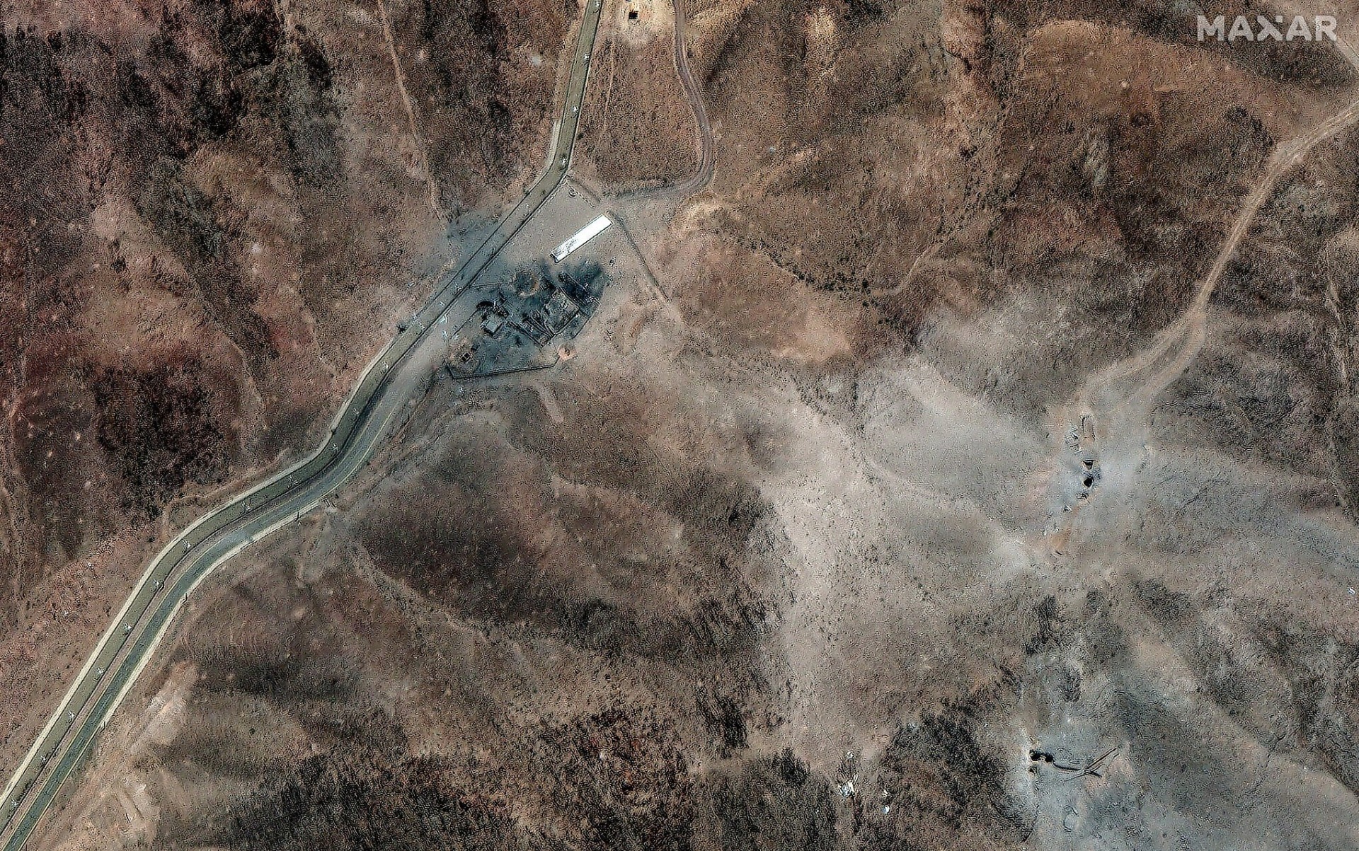 Esta imagen satelital proporcionada por Maxar Technologies, tomada el 24 de junio de 2025, muestra cráteres recientes causados por ataques aéreos en una instalación perimetral de la central nuclear iraní de Fordo, al noreste de la ciudad de Qom. Foto: Imagen satelital ©2025 Maxar Technologies/AFP