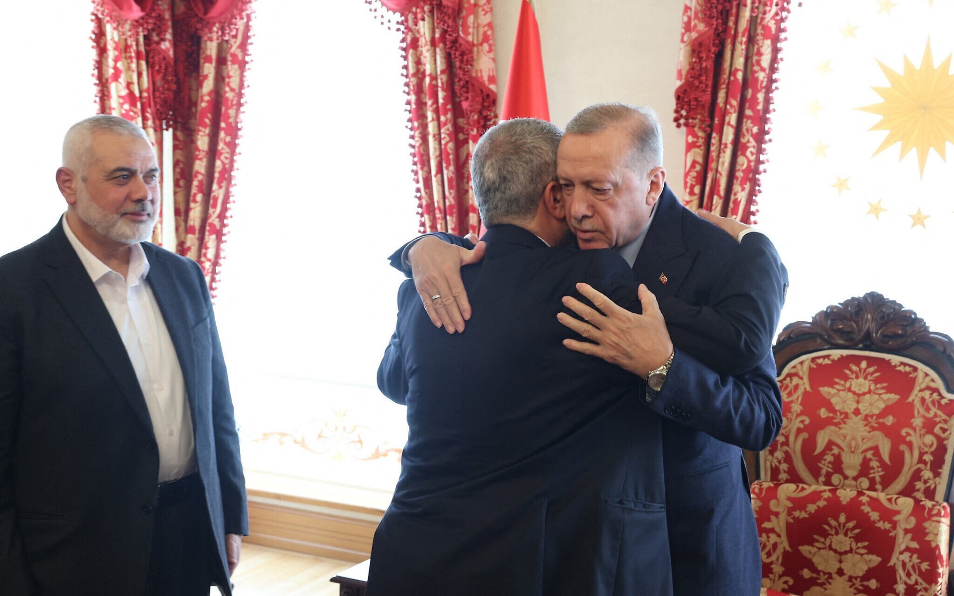 El presidente turco, Recep Tayyip Erdogan (derecha), abraza al alto funcionario de Hamás, Khaled Mashaal (centro), durante su reunión con el entonces líder del grupo terrorista, Ismail Haniyeh (izquierda), y su delegación en la oficina presidencial en Dolmabahçe, Estambul, el 20 de abril de 2024. Foto: Servicio de Prensa Presidencial de Turquía / AFP