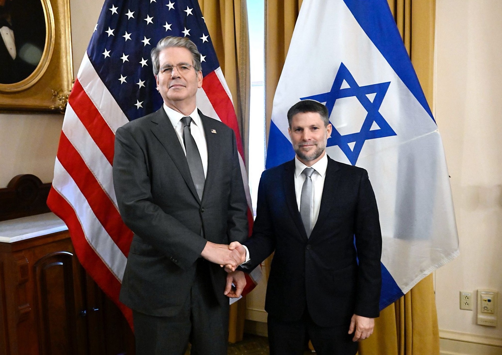 El ministro de Finanzas israelí, Bezalel Smotrich (derecha), y el secretario del Tesoro de Estados Unidos, Scott Bessent, se reúnen en Washington el 20 de octubre de 2025. Foto: Ministerio de Finanzas de Israel