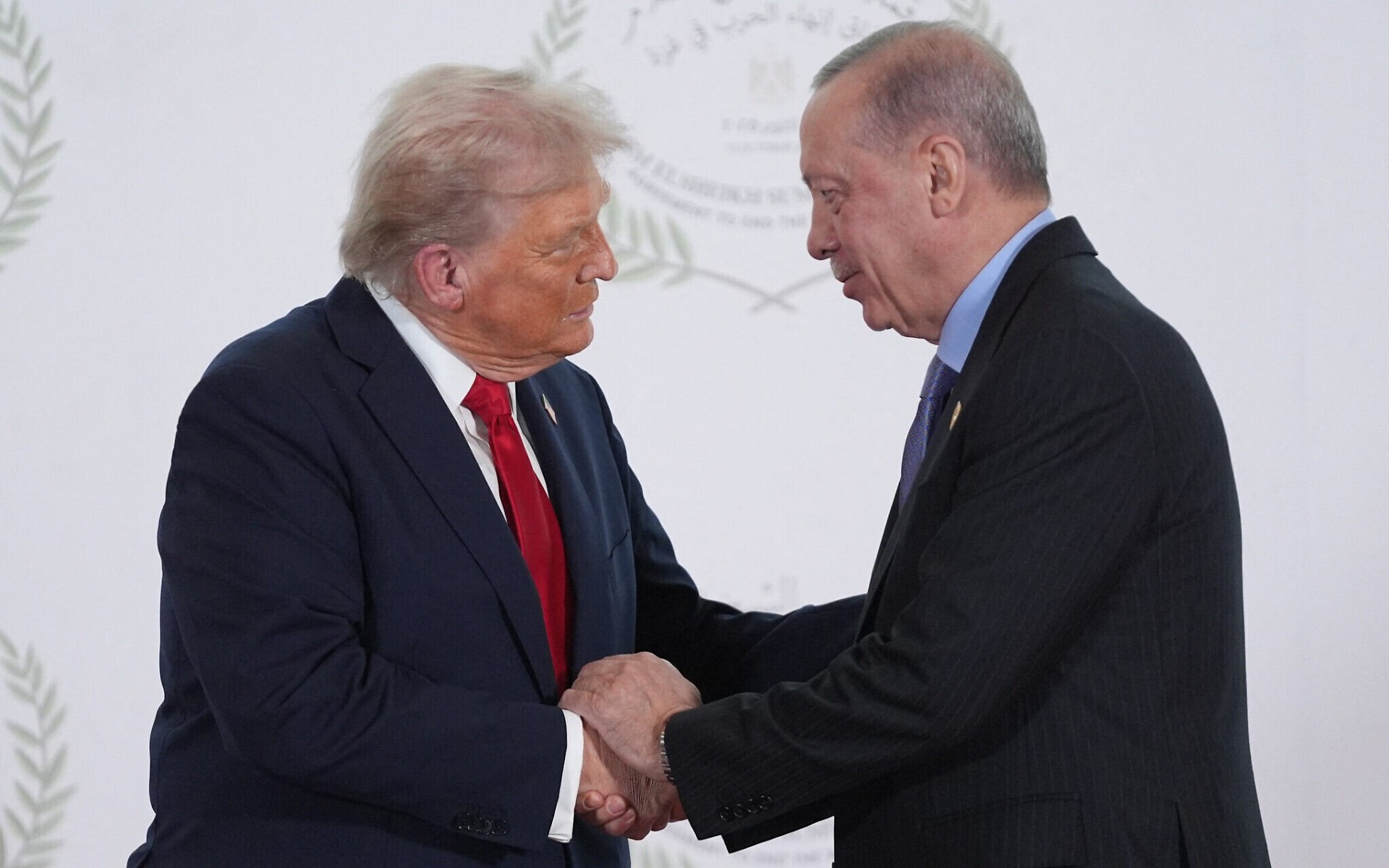 El presidente de Estados Unidos, Donald Trump (izquierda), saluda al presidente turco, Recep Tayyip Erdogan, durante una cumbre sobre Gaza en Sharm el-Sheikh, Egipto, el 13 de octubre de 2025. Fotografía: Evan Vucci/POOL/AFP