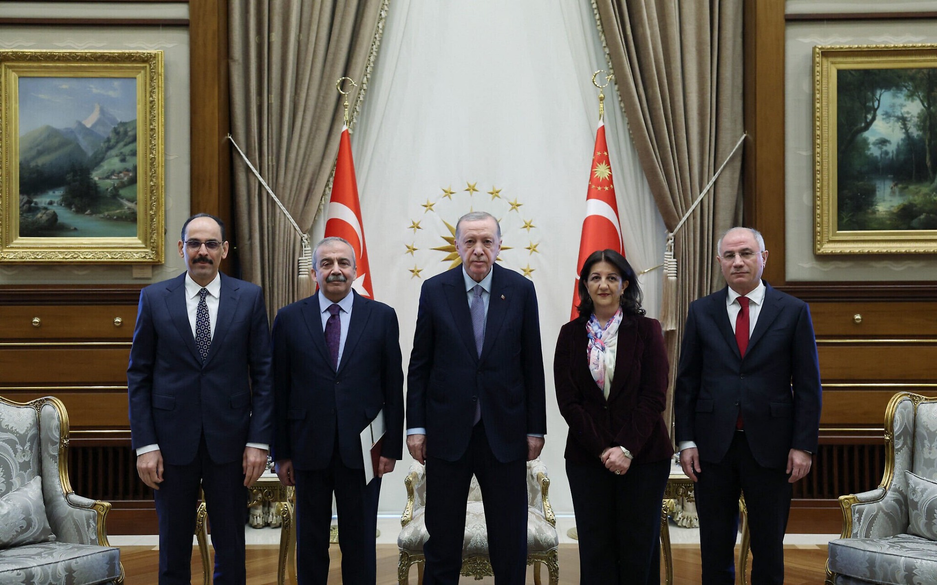 El presidente turco, Recep Tayyip Erdogan (derecha), se reúne con los diputados del partido prokurdo Igualdad y Democracia (DEM) Pervin Buldan (2.ª por la derecha) y Sirri Sureyya Onder (2.ª por la derecha), el miembro del Servicio Nacional de Inteligencia (MIT) Ibrahim Kalin (izquierda) y el vicepresidente del AKP, Efkan Ala (derecha), en el Complejo Presidencial de Ankara, Turquía, el 10 de abril de 2025. Foto: Servicio de Prensa Presidencial de Turquía/AFP