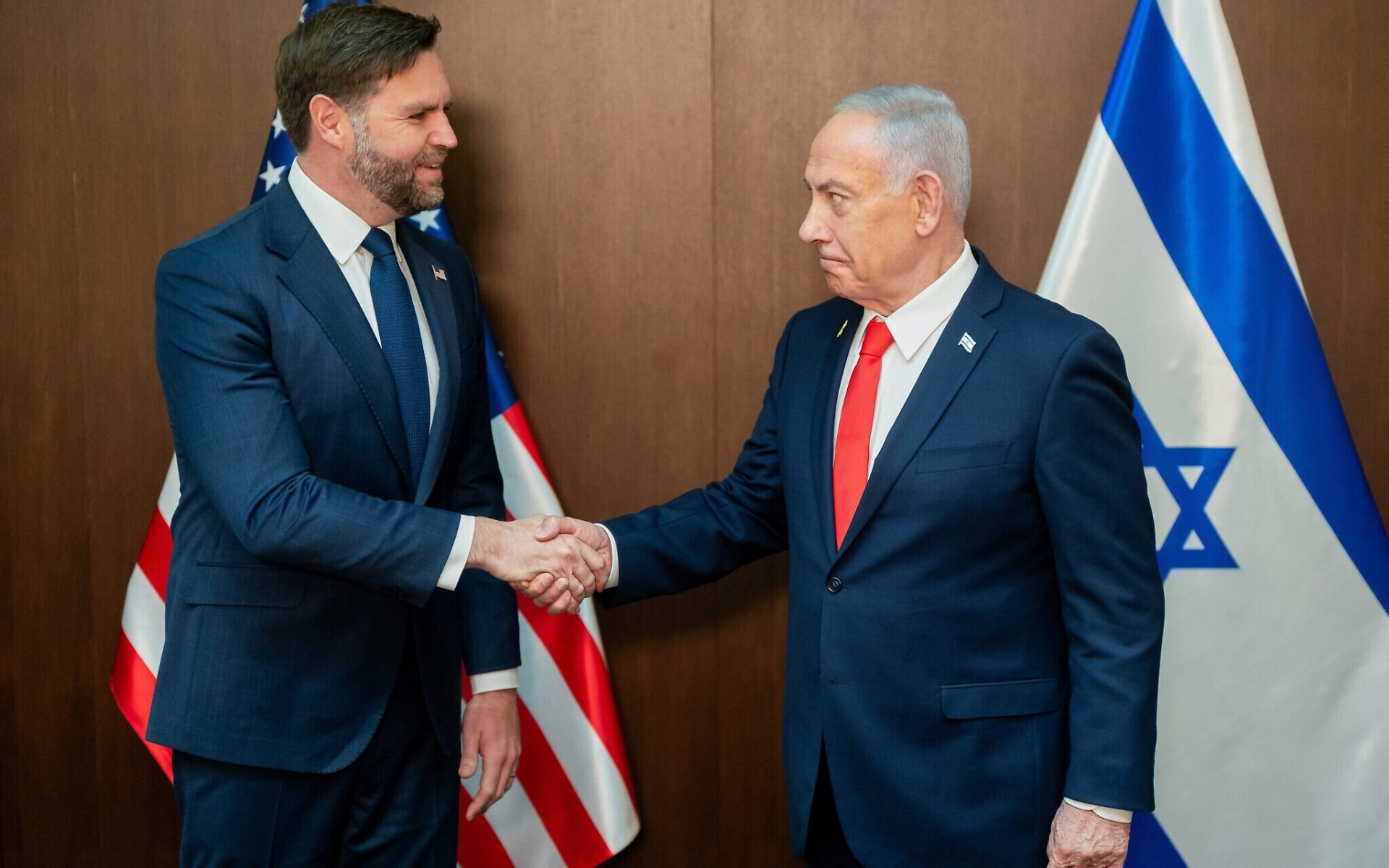 El vicepresidente de Estados Unidos, J.D. Vance (izquierda), se reúne con el primer ministro israelí, Benjamin Netanyahu, en la oficina del primer ministro en Jerusalén, Israel, el 22 de octubre de 2025. Fotografía: Nathan Howard/The New York Times vía AP.