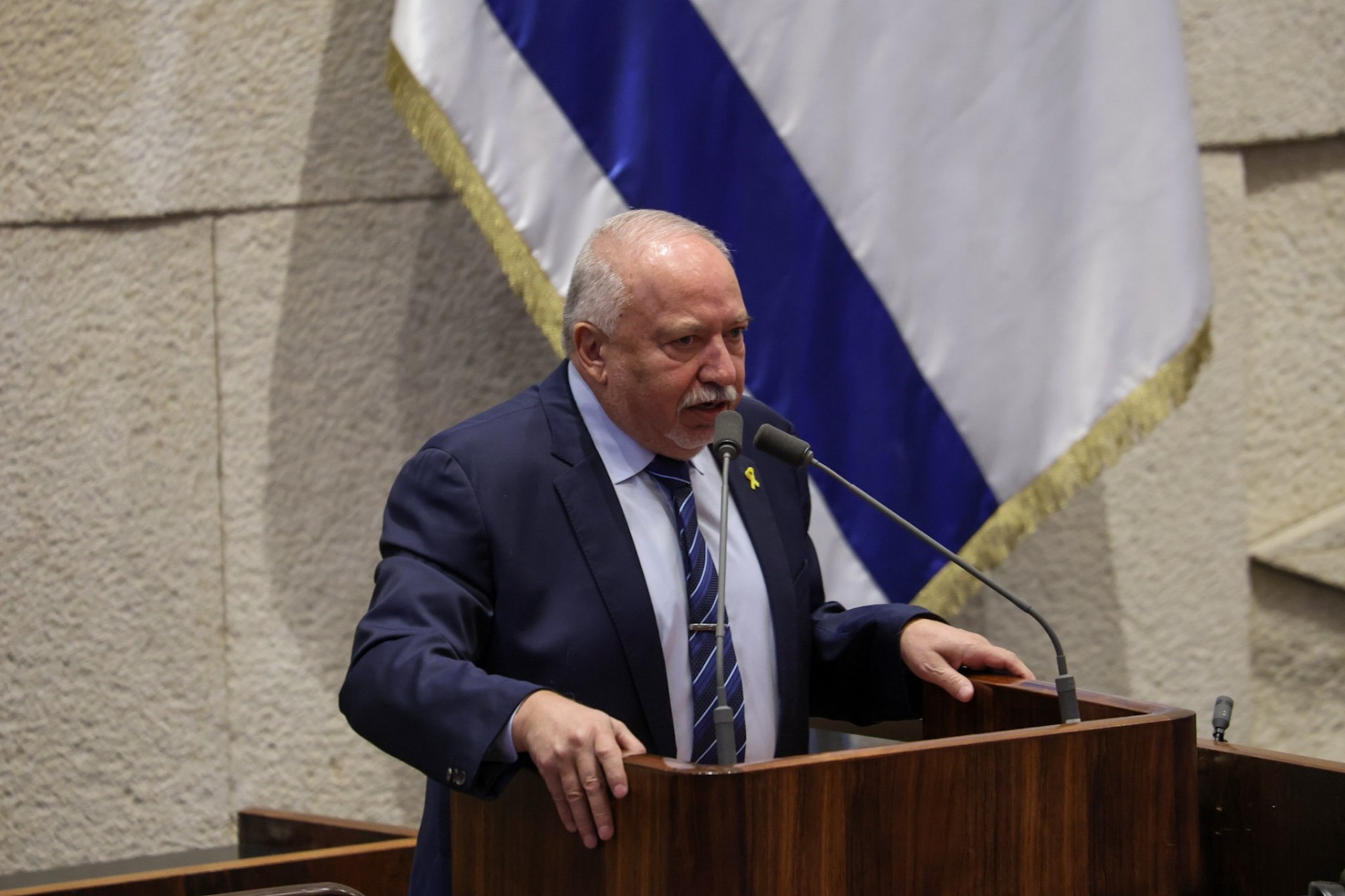 El presidente de Yisrael Beytenu (un partido político sionista de derecha, laico y nacionalista de Israel), Avigdor Liberman, habla en el pleno de la Knéset en Jerusalén, Israel, el 22 de octubre de 2025. El electorado del partido está compuesto principalmente por inmigrantes nacidos en la antigua Unión Soviética. Foto: Dani Shem-Tov/Oficina del Presidente de la Knéset.