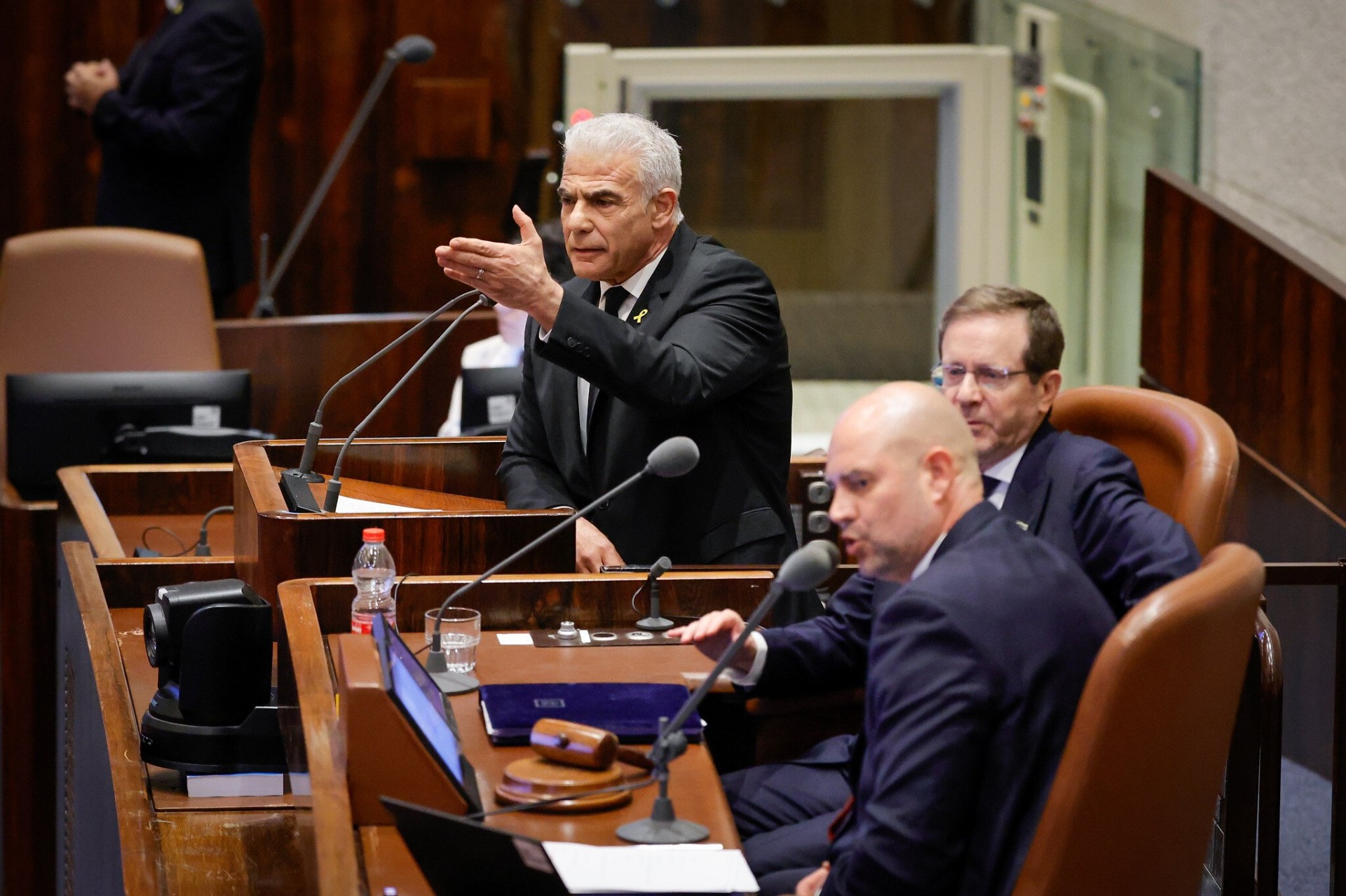 El líder de la oposición, Yair Lapid, se dirige a la Knesset, Jerusalén, Israel, el 20 de octubre de 2025. Foto: Noam Moskowitz, presidente de la Knesset