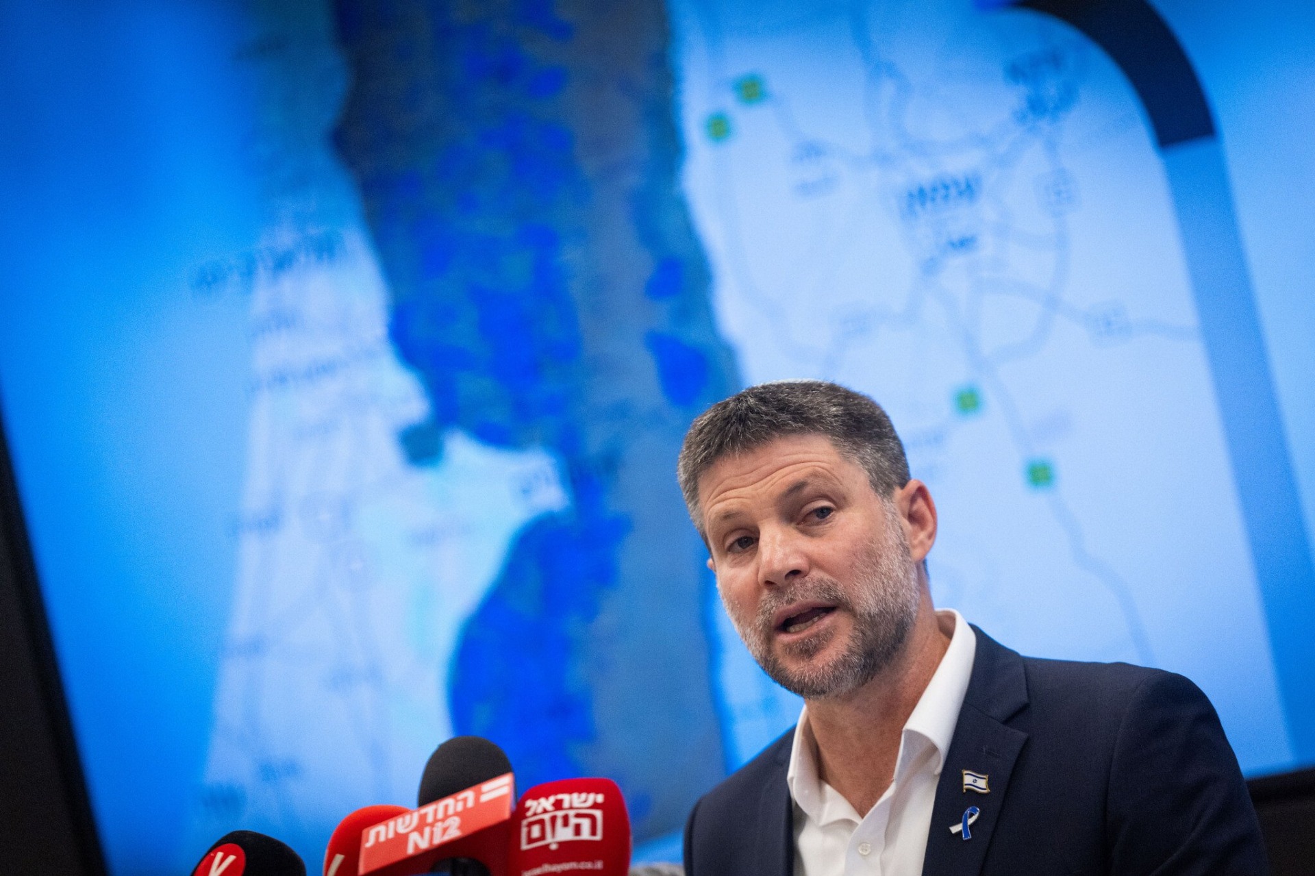 El ministro de Finanzas israelí, Bezalel Smotrich, ofrece una conferencia de prensa con alcaldes de asentamientos de Cisjordania en el Ministerio de Finanzas en Jerusalén, Israel, el 3 de septiembre de 2025. Foto: Yonatan Sindel/Flash90