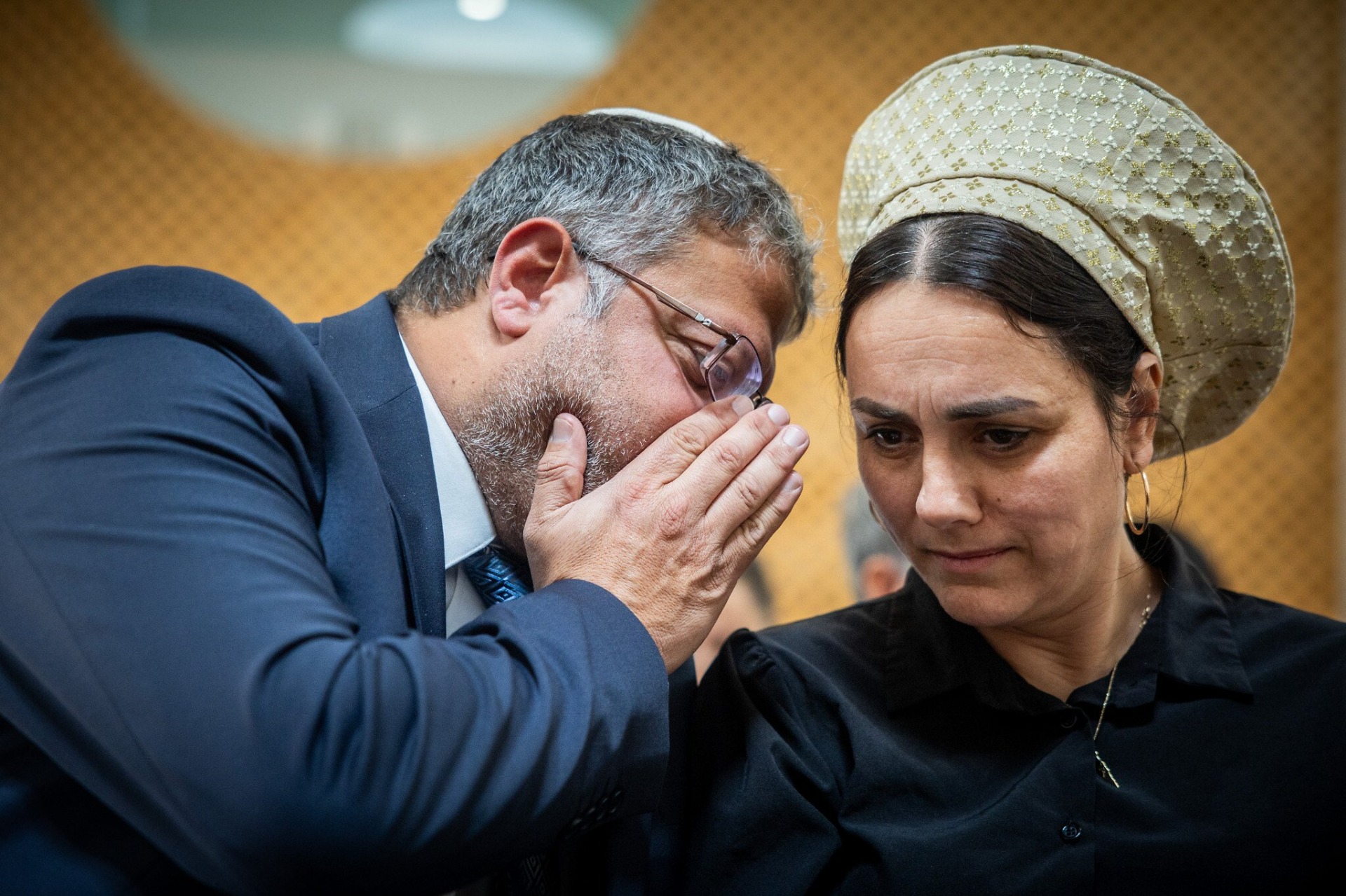 El ministro de Seguridad Nacional israelí, Itamar Ben Gvir (izquierda), y la diputada israelí Limor Son Har-Melech llegan a una audiencia en la Corte Suprema en Jerusalén, Israel, a petición de la organización de derechos humanos Adalah y el diputado palestino-israelí Ahmad Tibi, quienes solicitan visitas a prisioneros palestinos en cárceles israelíes, el 11 de septiembre de 2024. Foto: Yonatan Sindel/Flash90