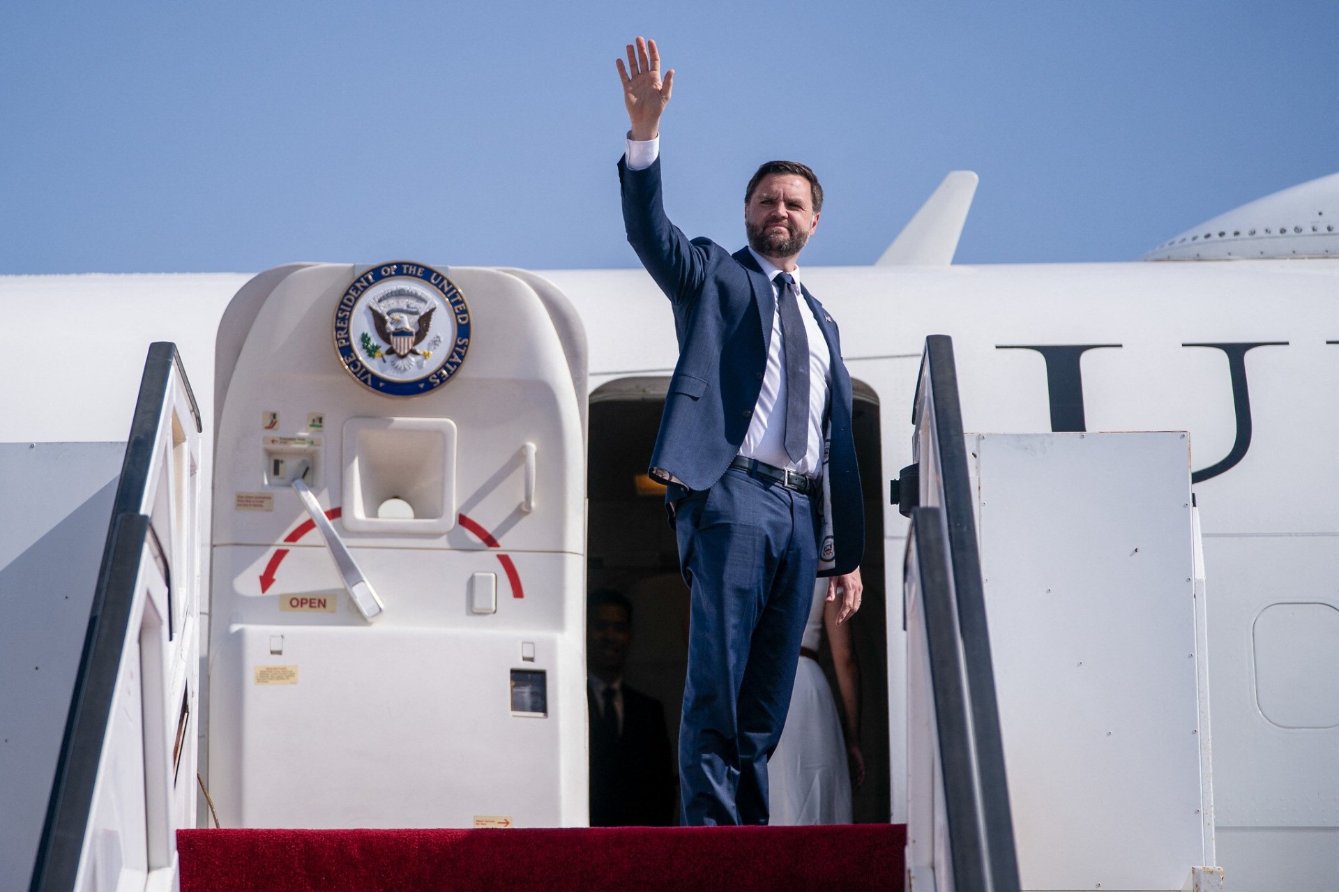 El vicepresidente de Estados Unidos, J.D. Vance, saluda al abordar el Air Force Two con destino a Washington, D.C., en el Aeropuerto Ben Gurión de Tel Aviv, Israel, el 23 de octubre de 2025. Fotografía: Nathan Howard/Pool/AFP