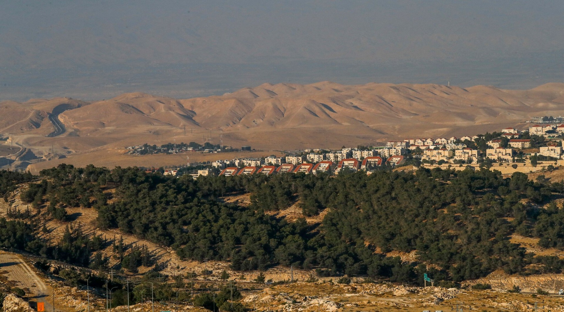 Una imagen tomada desde el corredor E1, una zona vulnerable en Cisjordania, mirando al este hacia el asentamiento israelí de Ma'ale Adumim, con el valle del Jordán al fondo, el 30 de junio de 2020. Foto: Ahmad Gharabli / AFP