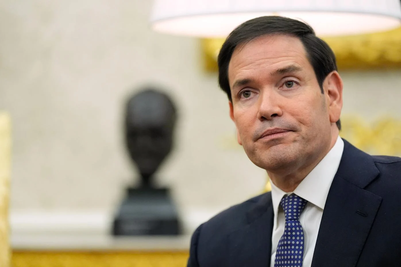 El secretario de Estado de EE. UU., Marco Rubio, escucha la reunión del presidente Donald Trump con el secretario general de la OTAN, Mark Rutte, en la Oficina Oval de la Casa Blanca, el 22 de octubre de 2025, en Washington. Foto: AP/Alex Brandon