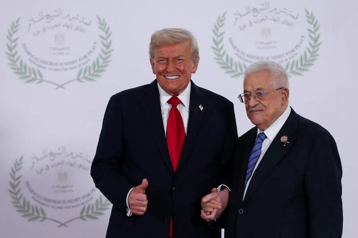 El presidente de Estados Unidos, Donald Trump, se reúne con el presidente de la Autoridad Palestina (AP), Mahmud Abás, durante una cumbre para apoyar el fin de la guerra de más de dos años entre Israel y Hamás en Gaza, el 13 de octubre de 2025, en Sharm el-Sheij, Egipto. Foto: Reuters