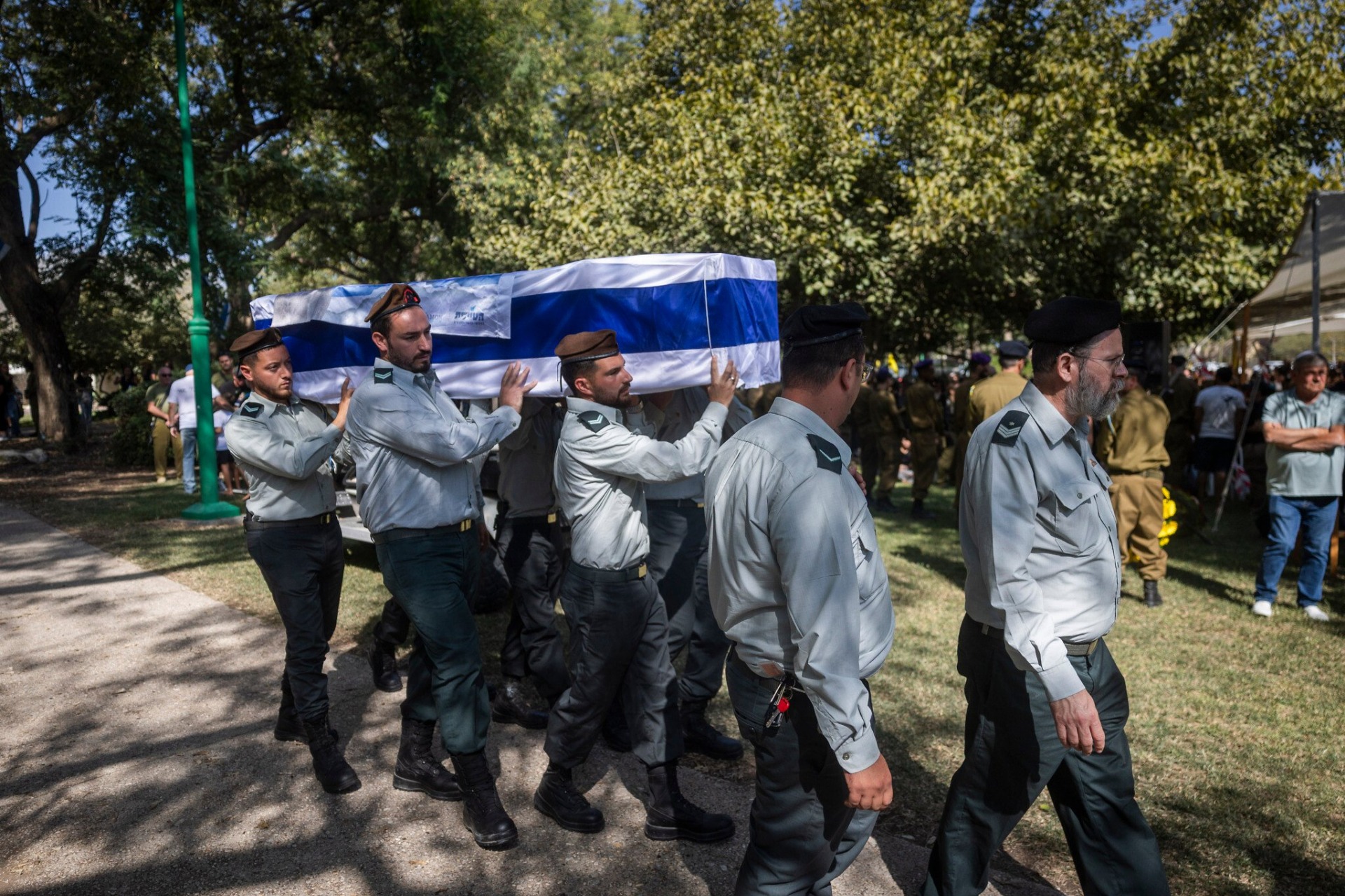 Familiares y amigos asisten al funeral del rehén asesinado Tamir Adar en el kibutz Nir Oz, en el sur de Israel, el 23 de octubre de 2025. Foto: Jonatan Shaul/Flash90