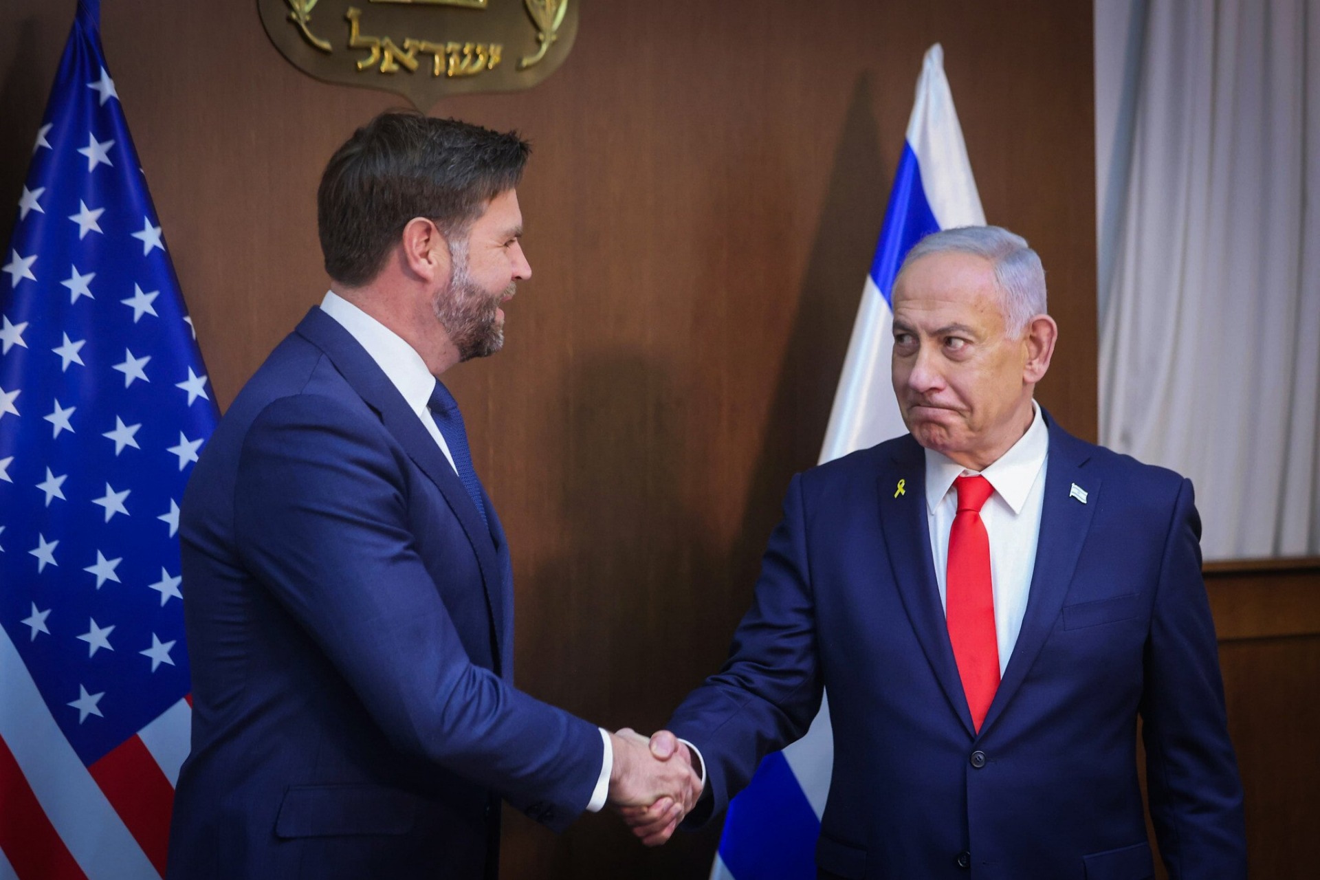 El primer ministro israelí, Benjamin Netanyahu (derecha), ofrece una conferencia de prensa con el vicepresidente estadounidense, J.D. Vance, en la oficina del primer ministro en Jerusalén, Israel, el 22 de octubre de 2025. Foto: Marc Israel Sellem/Pool