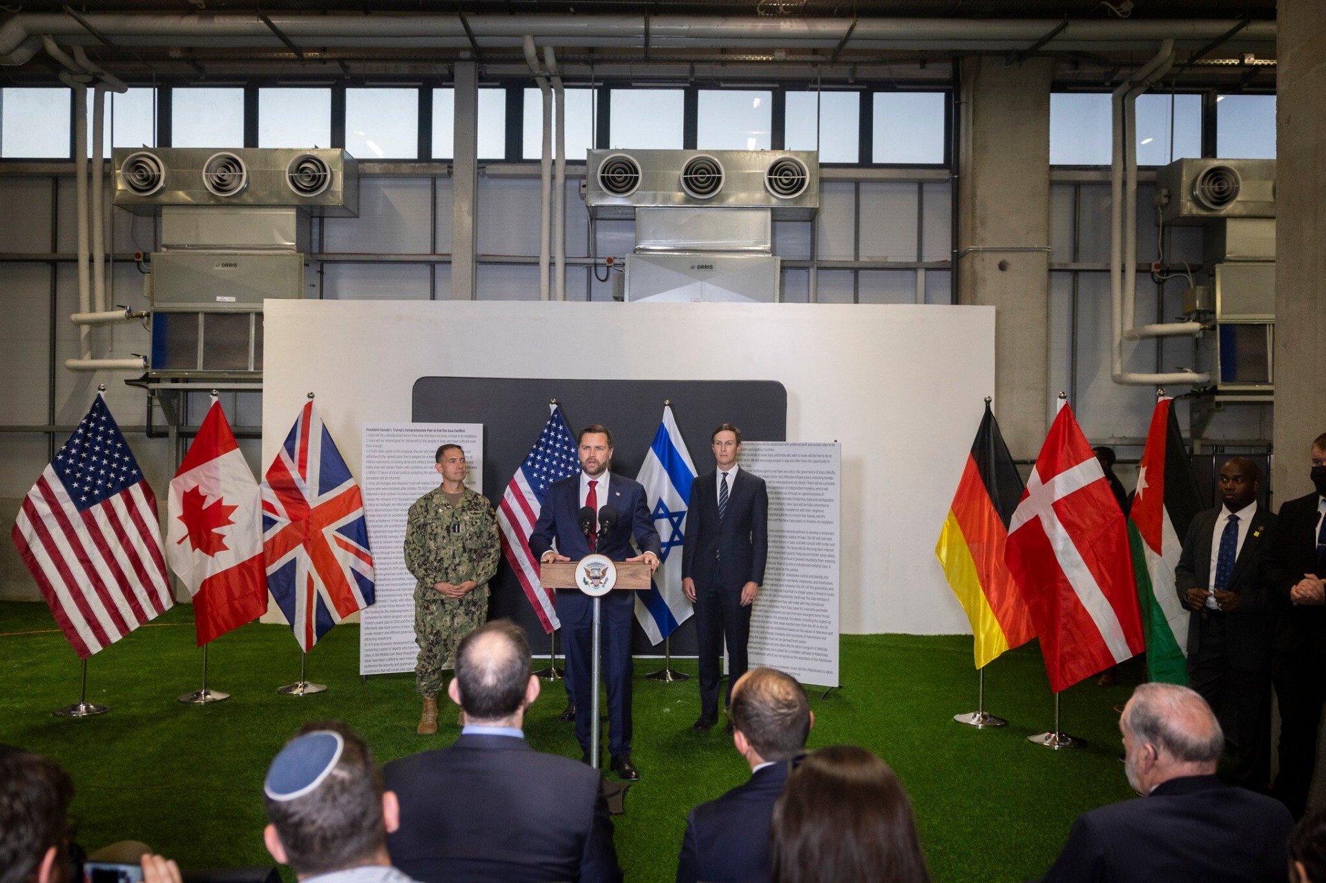 El vicepresidente J.D. Vance ofrece una conferencia de prensa en Israel con el comandante del Comando Central de EE. UU., el almirante Brad Cooper, y Jared Kushner en Kiryat Gat, ciudad ubicada en el distrito Meridional de Israel, el 21 de octubre de 2025. Foto: Chaim Goldberg/Flash90
