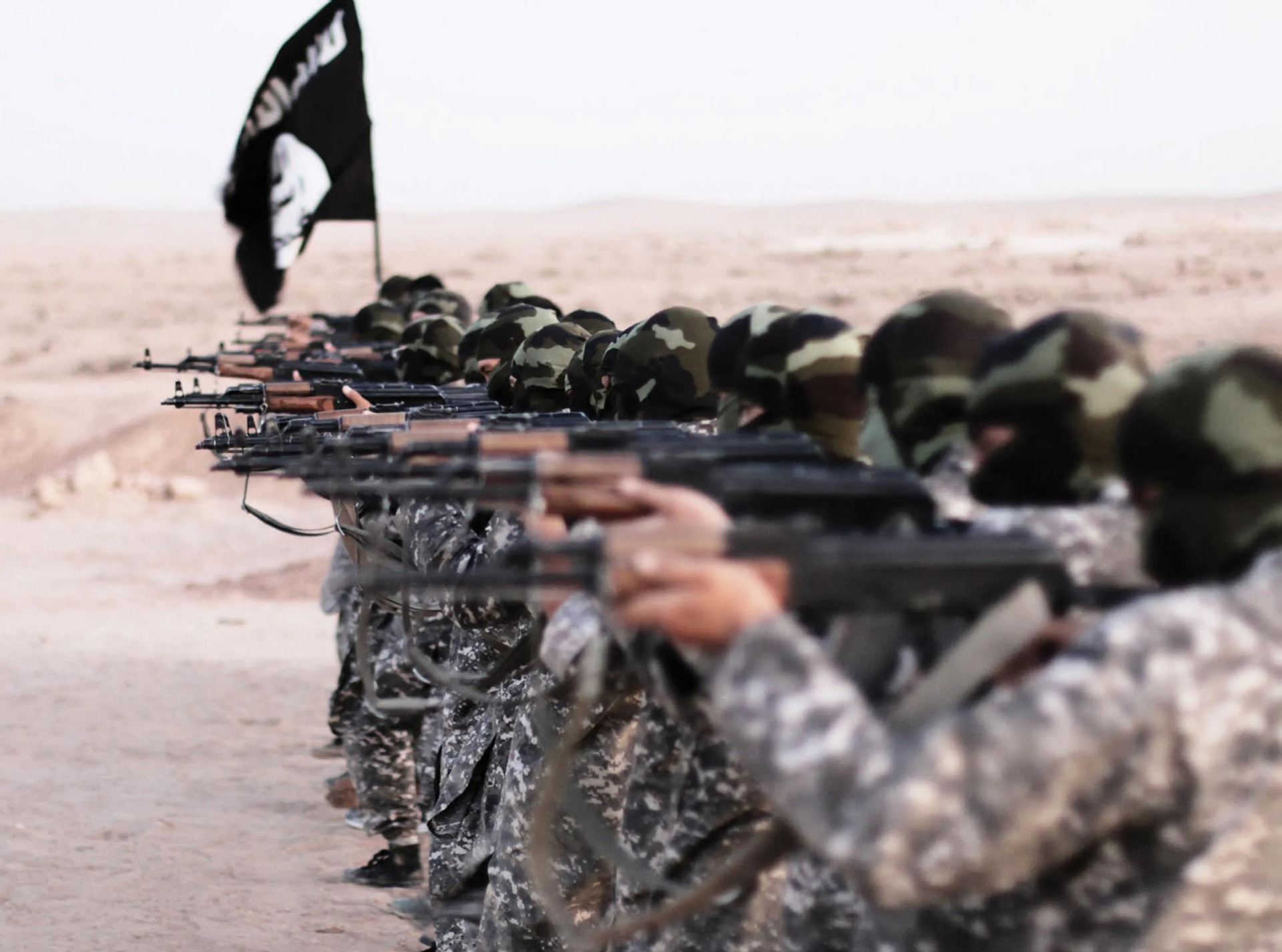 ARCHIVO. – Imagen de propaganda del Estado Islámico (ISIS) que muestra a militantes enmascarados disparando armas, el 19 de noviembre de 2015. Foto: Alamy