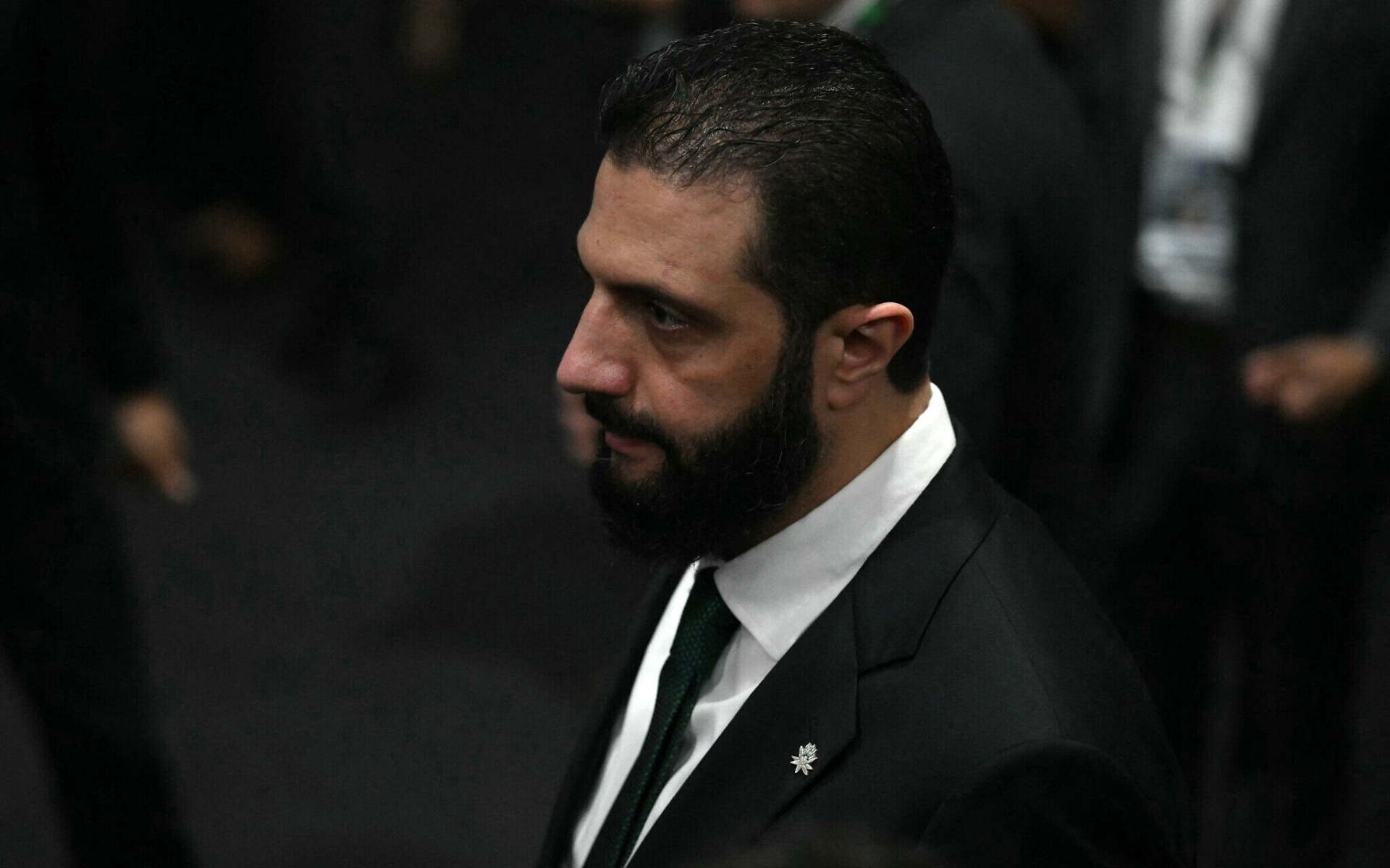 El presidente sirio, Ahmad al-Sharaa, a su llegada a la Sesión Plenaria de Líderes durante la Conferencia de las Naciones Unidas sobre el Cambio Climático (COP30), en Belém, estado de Pará, Brasil, el 6 de noviembre de 2025. Foto: Mauro Pimentel / AFP