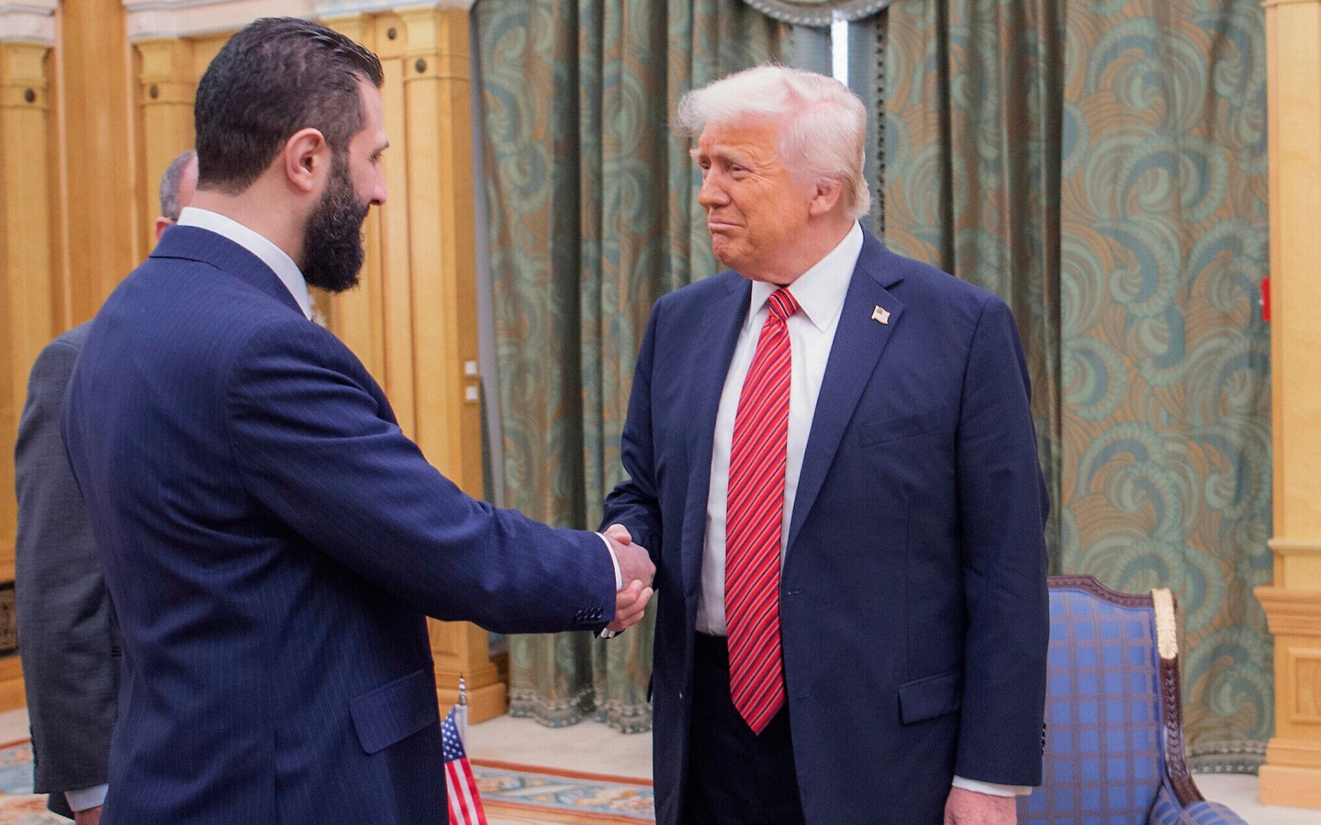 El presidente de Estados Unidos, Donald Trump (derecha), estrecha la mano del presidente interino de Siria, Ahmad al-Sharaa, durante un encuentro en Riad, Arabia Saudita, el 14 de mayo de 2025. Foto: Bandar Aljaloud / Palacio Real Saudí vía AP
