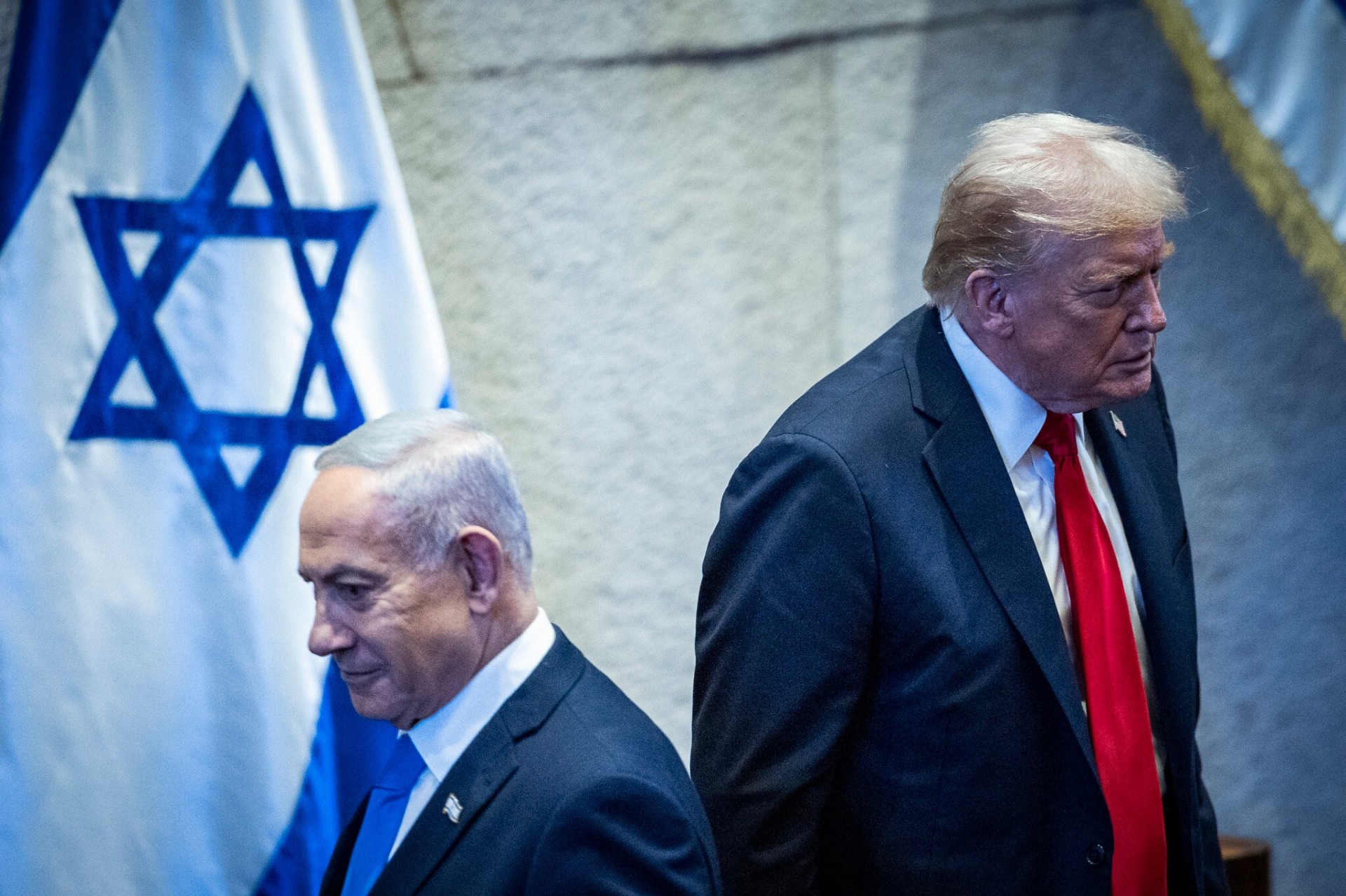 El presidente estadounidense Donald Trump (derecha) se encuentra junto al primer ministro israelí, Benjamin Netanyahu, durante una sesión plenaria especial celebrada en la Knesset el 13 de octubre de 2025, en honor a la visita oficial del mandatario norteamericano. El encuentro reunió a legisladores y altos cargos israelíes en una jornada dedicada a resaltar la alianza estratégica entre ambos países y a abordar los principales desafíos regionales. Foto: Yonatan Sindel/Flash90