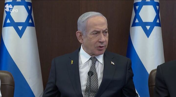 El primer ministro israelí, Benjamin Netanyahu, interviene durante la reunión semanal del gabinete celebrada en Jerusalén el 16 de noviembre de 2025. La sesión, transmitida parcialmente por la Oficina de Prensa del Gobierno (GPO), abordó asuntos de seguridad, política interna y la situación regional. Foto: Captura de pantalla/GPO