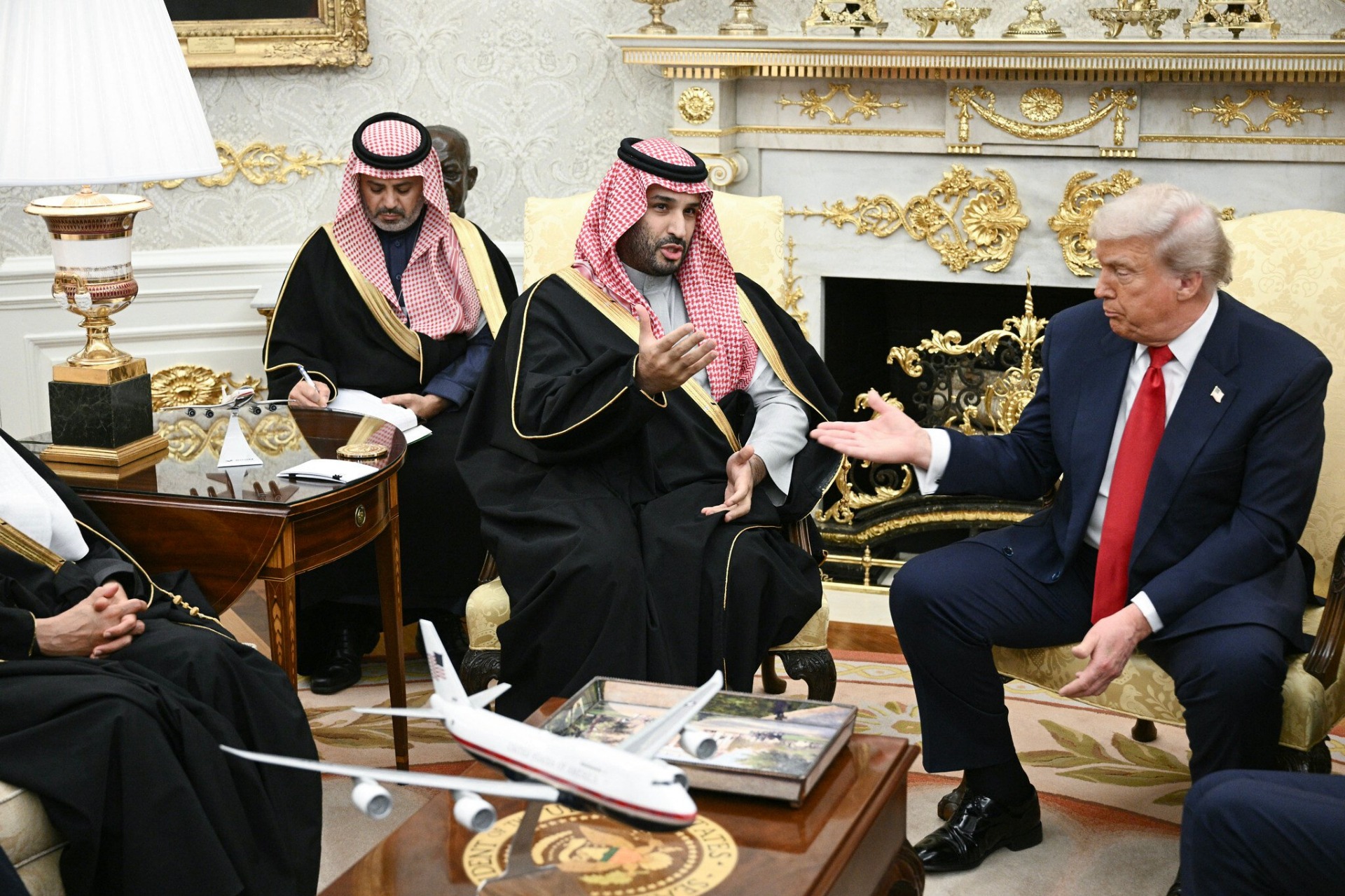 El presidente de Estados Unidos, Donald Trump (derecha), mantiene una reunión en el Despacho Oval con el príncipe heredero saudí Mohammed bin Salman durante la visita oficial del líder de facto del reino a la Casa Blanca, en Washington D.C., el 18 de noviembre de 2025. Foto: Brendan Smialowski / AFP