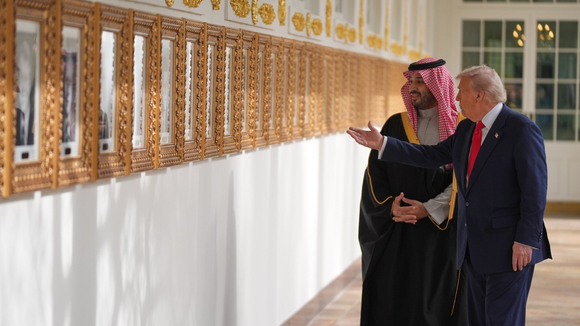 El presidente de Estados Unidos, Donald Trump, y el príncipe heredero saudí, Mohammed bin Salman, recorren la columnata de la Casa Blanca durante su reunión del 18 de noviembre de 2025 en Washington, un encuentro centrado en la posible adhesión de Riad a los Acuerdos de Abraham y en el debate sobre el futuro del proceso político palestino. Foto: AP/Evan Vucci