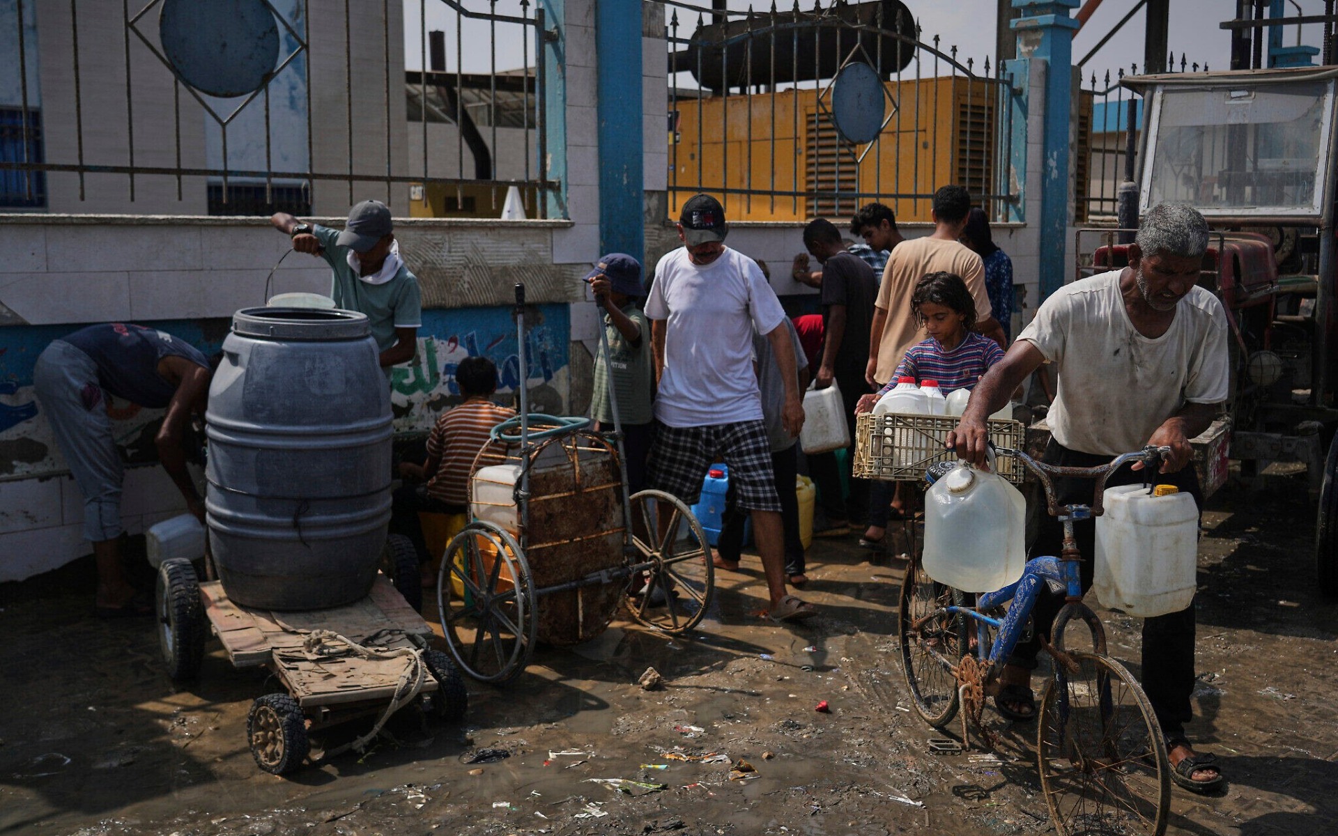Palestinos recogen agua potable en una planta desalinizadora en Deir al-Balah, en el centro de la Franja de Gaza, el 13 de agosto de 2025. La imagen refleja la importancia de las plantas de desalación para garantizar el acceso a agua limpia en un territorio donde la infraestructura hídrica ha sido gravemente afectada por la guerra. Foto: AP/Abdel Kareem Hana