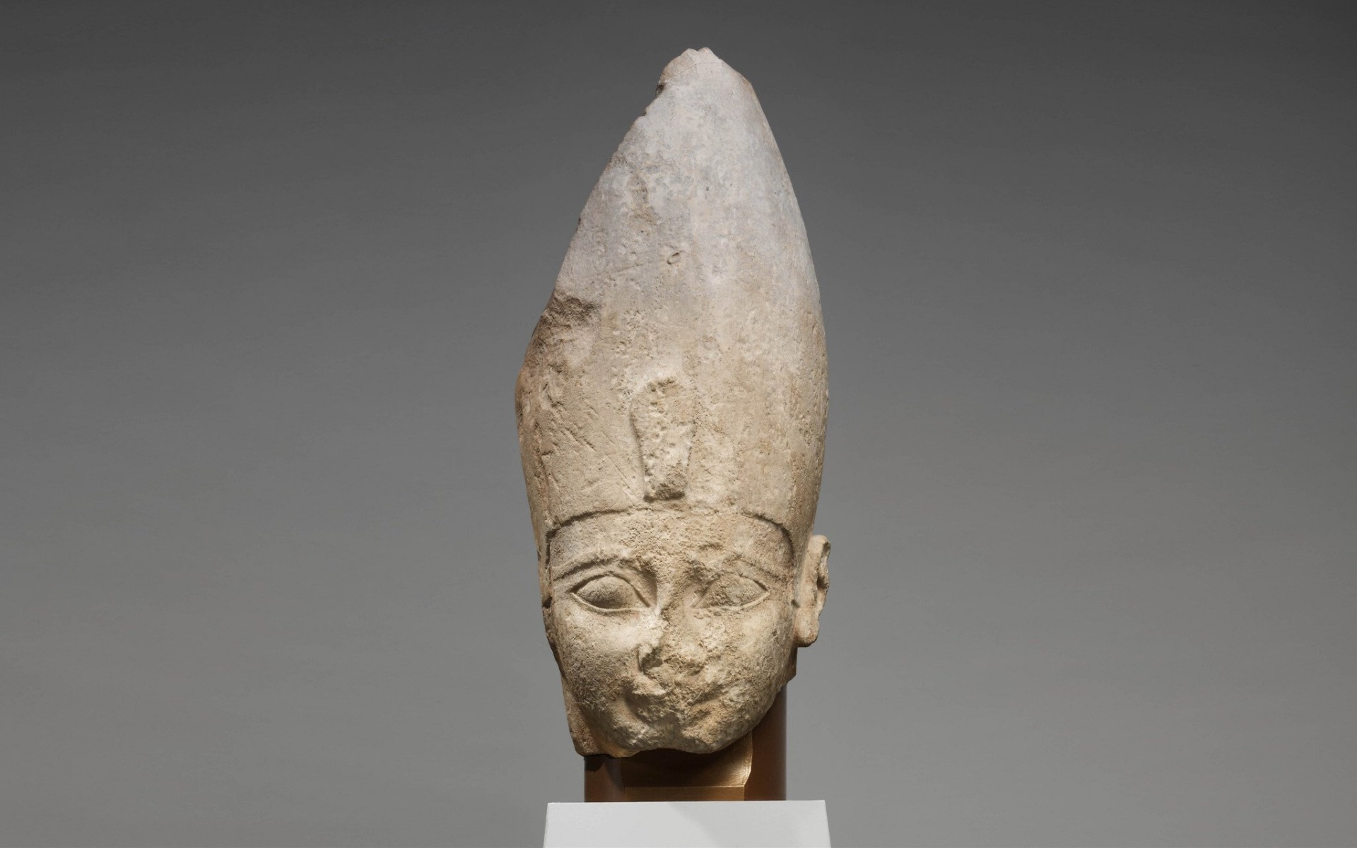 Una estatua fragmentaria del faraón Ahmose I (ca. 1570–1546 a.C.), fundador de la Dinastía XVIII y primer soberano del Imperio Nuevo, vista en el Museo Metropolitano de Arte de Nueva York. La pieza, dañada por el paso de más de tres milenios, representa al monarca que reinó aproximadamente entre 1550 y 1525 a.C., lideró la expulsión de los hicsos y reunificó Egipto. Foto: Wikipedia