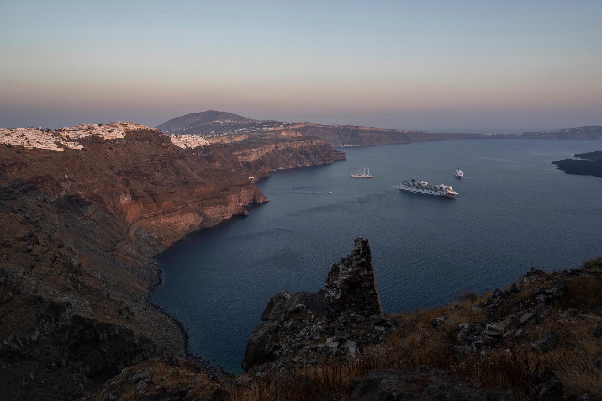ARCHIVO. El promontorio rocoso de Skaros, en la isla griega de Santorini, visto el 15 de junio de 2022. Esta formación se levanta sobre la caldera resultante de la explosiva erupción del volcán de Thera, uno de los eventos geológicos más devastadores de la Edad del Bronce. Dicha erupción —cuya nube de cenizas se rastrea hoy en todo el Mediterráneo oriental— ha sido central en los debates arqueológicos que vinculan su impacto con narraciones antiguas, incluido el relato bíblico del Éxodo. El nuevo estudio publicado en PLOS ONE en 2025 sitúa el reinado del faraón Ahmose I varias décadas después de esta catástrofe, proporcionando un ancla cronológica que reconfigura la relación entre la historia egipcia, la destrucción de ciudades cananeas y la posible correlación entre la oscuridad descrita en el Éxodo y fenómenos volcánicos. Foto: AP/Petros Giannakouris