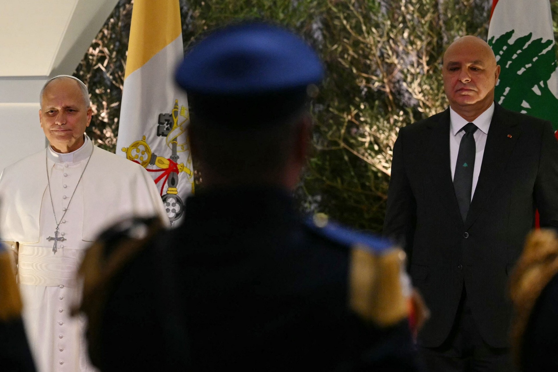 El Papa León XIV es recibido por el presidente libanés Joseph Aoun a su llegada al Aeropuerto Internacional de Beirut, en la capital libanesa, el 30 de noviembre de 2025. La imagen refleja la importancia diplomática y simbólica de la visita papal, que busca transmitir un mensaje de reconciliación, permanencia y esperanza para los ciudadanos libaneses en medio de múltiples crisis económicas, sociales y políticas. Foto: Andreas Solaro/AFP