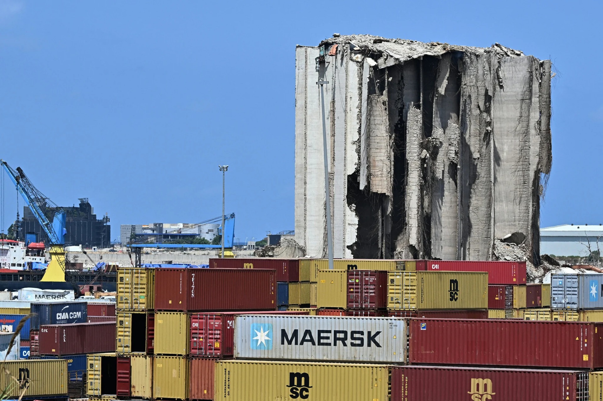 Una imagen muestra los silos de almacenamiento de granos del puerto de Beirut destruidos el 1 de agosto de 2025, mientras el Líbano se prepara para conmemorar el quinto aniversario de la explosión del 4 de agosto, que dejó más de 200 muertos y miles de heridos. Los silos, que almacenaban trigo y otros cereales esenciales para el país, se convirtieron en un símbolo de la tragedia y de la crisis económica que afectó a Líbano. La fotografía resalta la importancia de la visita del Papa León XIV, quien dedicó un momento de oración y encuentro con las víctimas en el sitio de la explosión. Foto: Joseph Eid / AFP