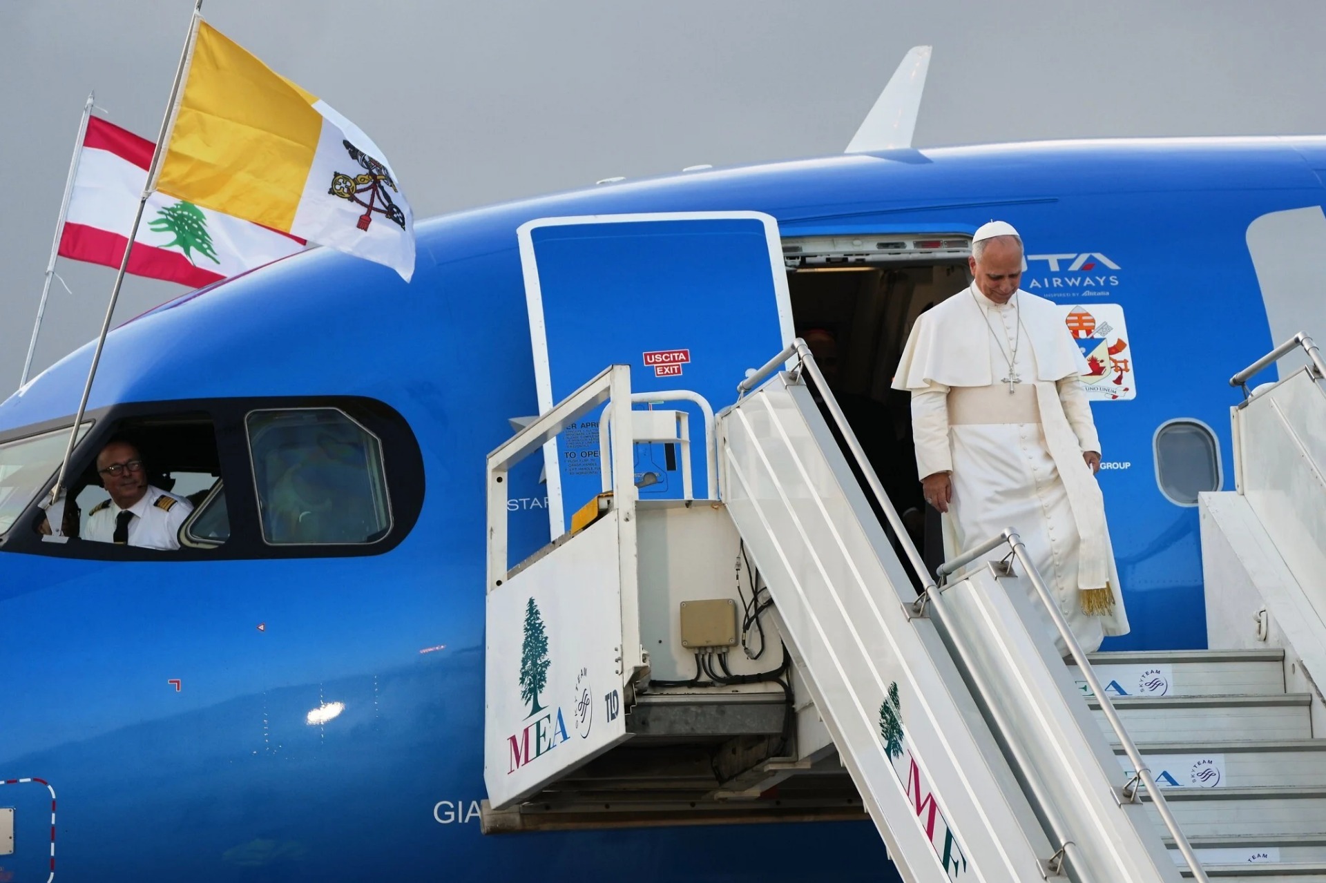 El Papa León XIV llega al Aeropuerto Internacional de Beirut, Líbano, el 30 de noviembre de 2025, iniciando su visita oficial al país. La llegada papal simboliza un mensaje de esperanza y reconciliación para los libaneses en medio de múltiples crisis económicas, sociales y políticas, incluyendo la devastación del puerto de Beirut y los desafíos de la seguridad regional. Foto: AP/Domenico Stinellis