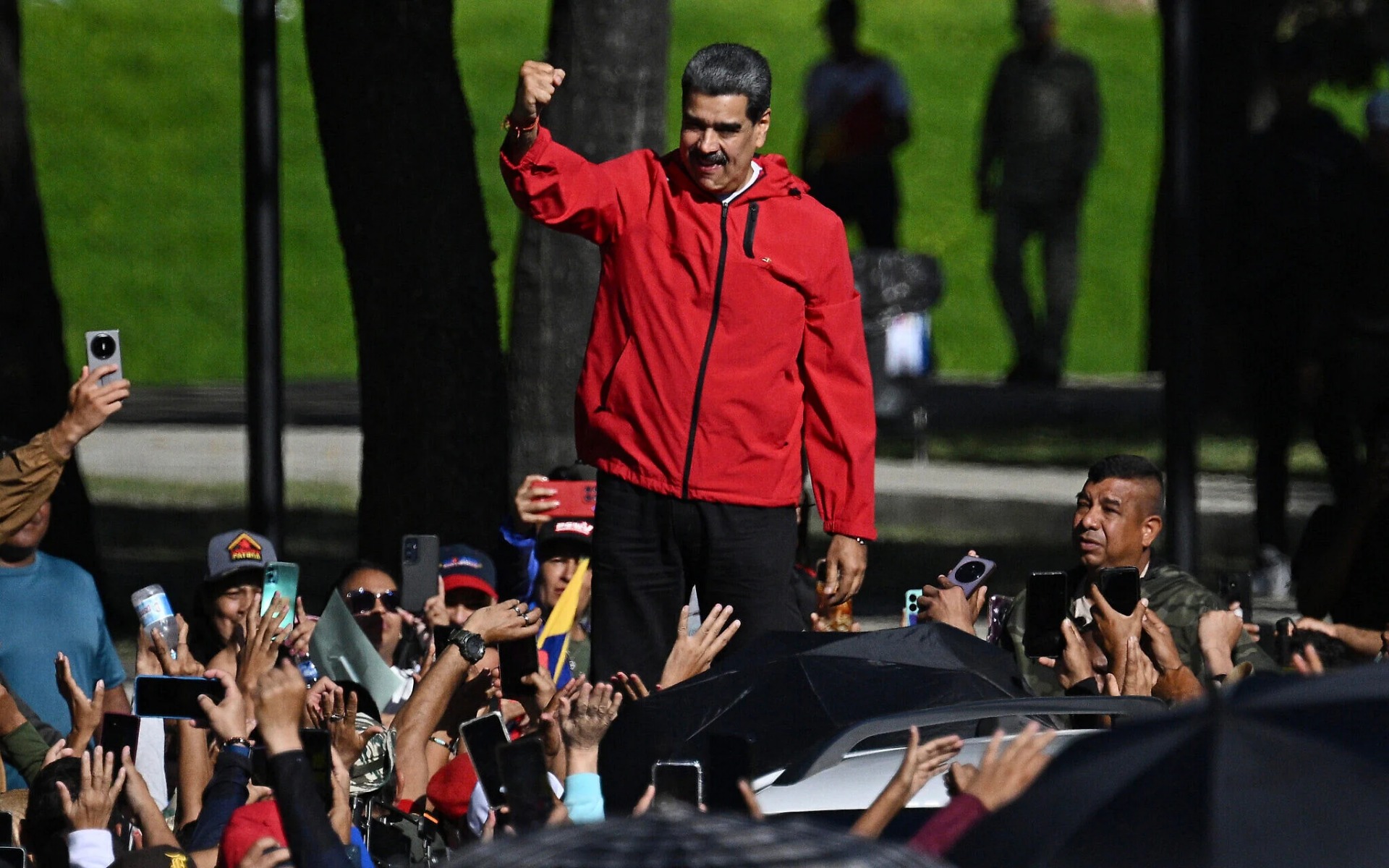 El presidente de Venezuela, Nicolás Maduro, saluda a sus simpatizantes durante una marcha para conmemorar el Día de la Resistencia Indígena, en Caracas, el 12 de octubre de 2025. Foto: Federico Parra / AFP