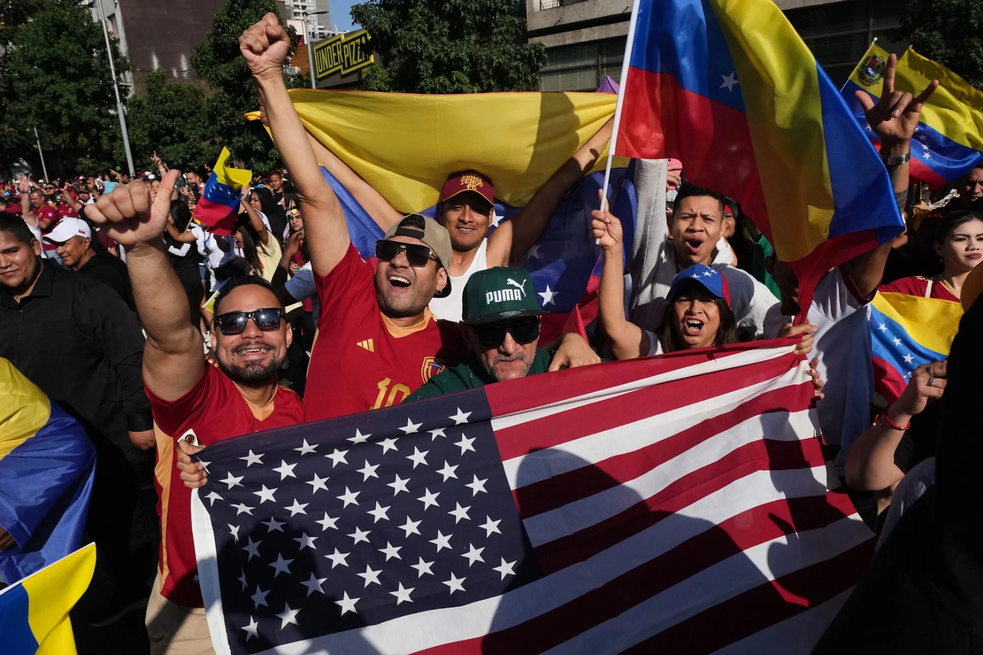 Venezolanos celebran en Santiago de Chile luego de que el presidente de Estados Unidos, Donald Trump, anunciara que el presidente venezolano Nicolás Maduro fue capturado y trasladado fuera del país, el sábado 3 de enero de 2026. Foto: AP / Esteban Félix