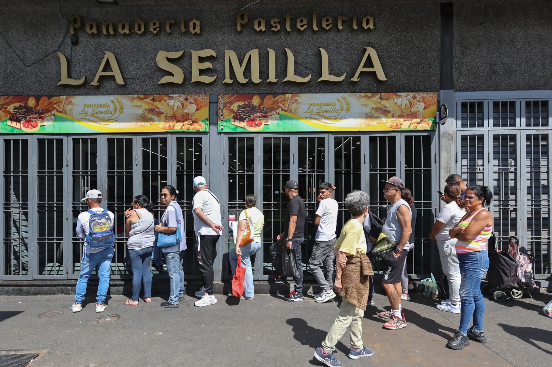 Personas hacen fila frente a una panadería en Caracas el 3 de enero de 2026, luego de que fuerzas estadounidenses capturaran al líder venezolano Nicolás Maduro. Foto: Pedro Mattey / AFP