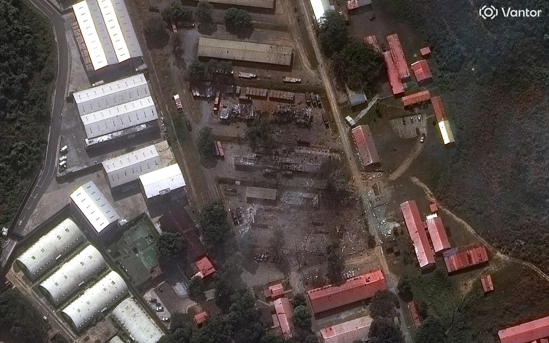 Esta imagen satelital, cedida por Vantor y tomada el 3 de enero de 2026, muestra una vista general de Fuerte Tiuna, el mayor complejo militar de Venezuela, en Caracas, tras una operación militar estadounidense que derivó en la captura del presidente venezolano Nicolás Maduro. Foto: Imagen satelital ©2026 Vantor / AFP