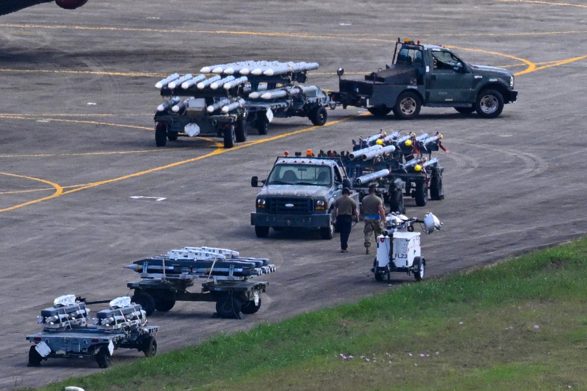 Armamento militar de Estados Unidos permanece en la pista del Aeropuerto José Aponte de la Torre —antes Base Naval Roosevelt Roads— en Ceiba, Puerto Rico, el 3 de enero de 2026. Foto: Miguel J. Rodríguez Carrillo / AFP