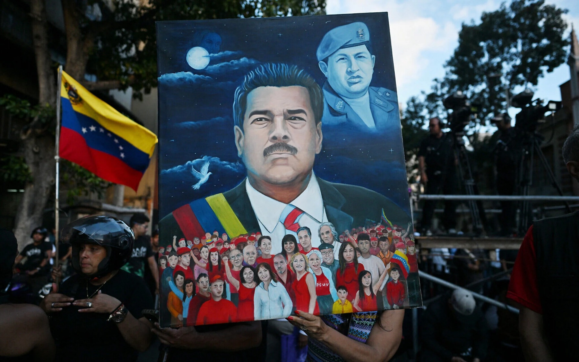 A woman displays a painting depicting ousted Venezuelan President Nicolás Maduro and former President Hugo Chávez during a demonstration by supporters in Caracas on January 4, 2026. Photo: Juan Barreto / AFP