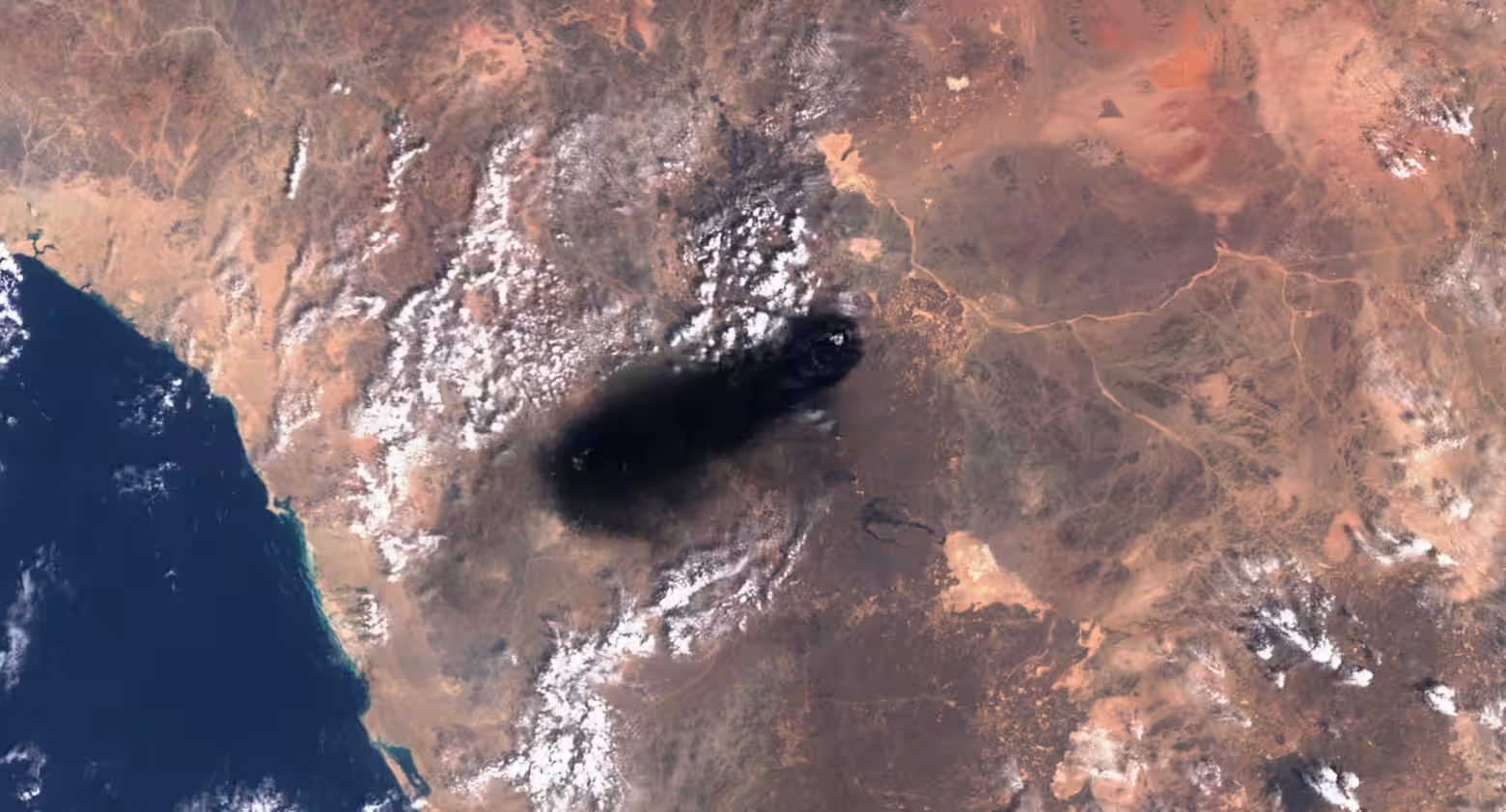 Humo negro sobre una zona del oleoducto Este-Oeste de Arabia Saudí, al sur de Medina, en la región de Hejaz, el 10 de septiembre de 2026, tras los ataques originados en Irak. Fotografía: Reuters / NASA Worldview.